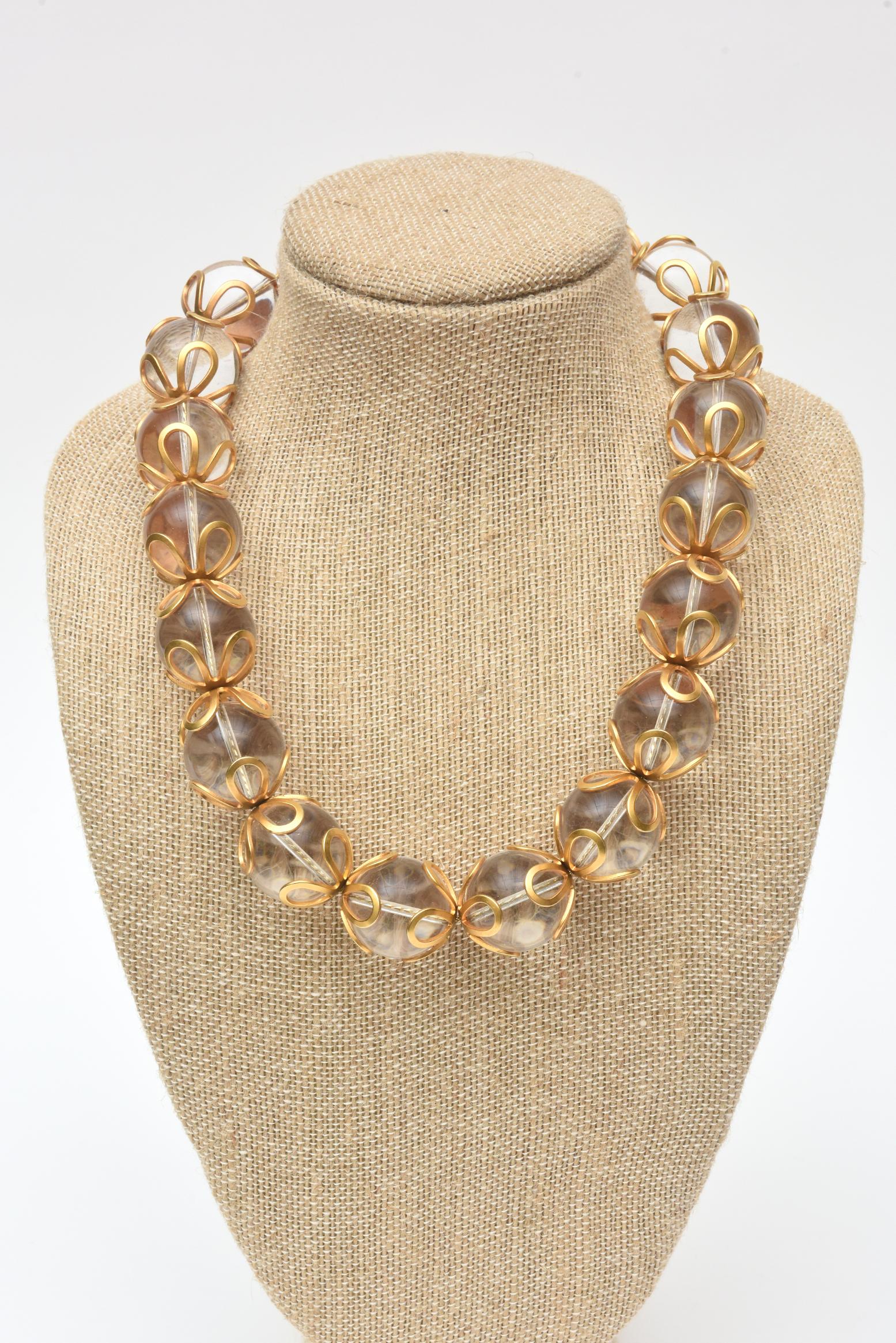 Vintage Anne Klein Lucite und Kugelgold gefüllte Schleife Halskette, Vintage Damen im Angebot