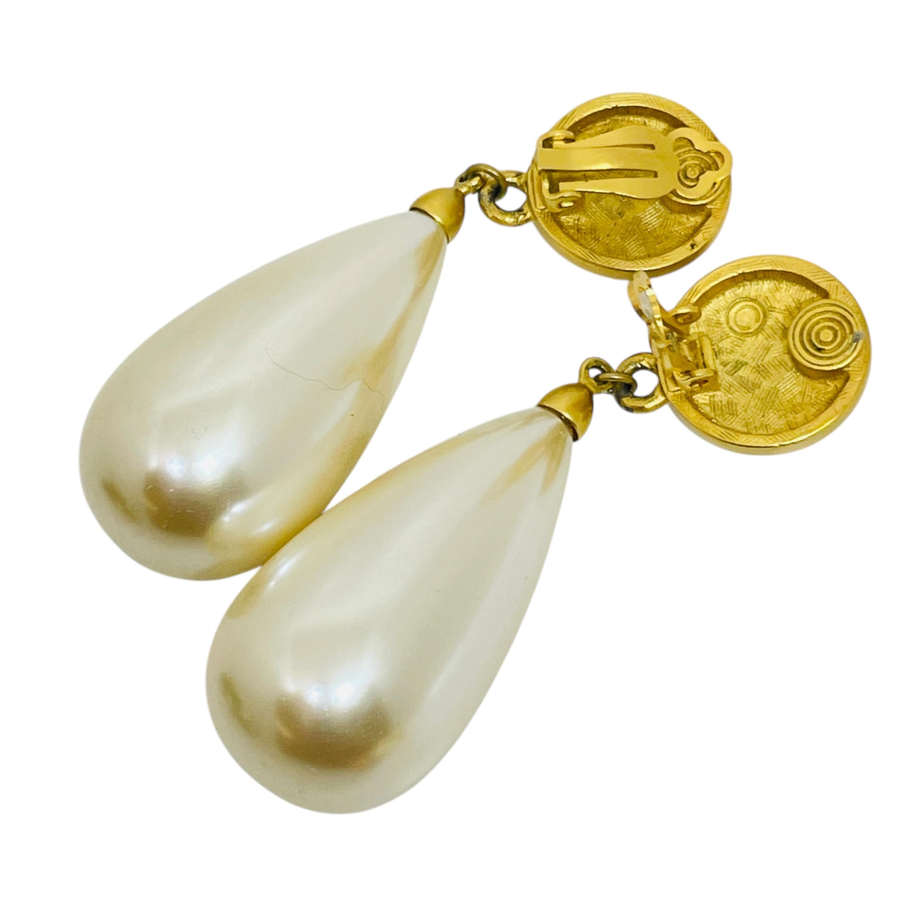 Orecchini a clip firmati ANNE Klein in oro opaco con perle di vetro a goccia enorme In condizioni buone in vendita a Palos Hills, IL