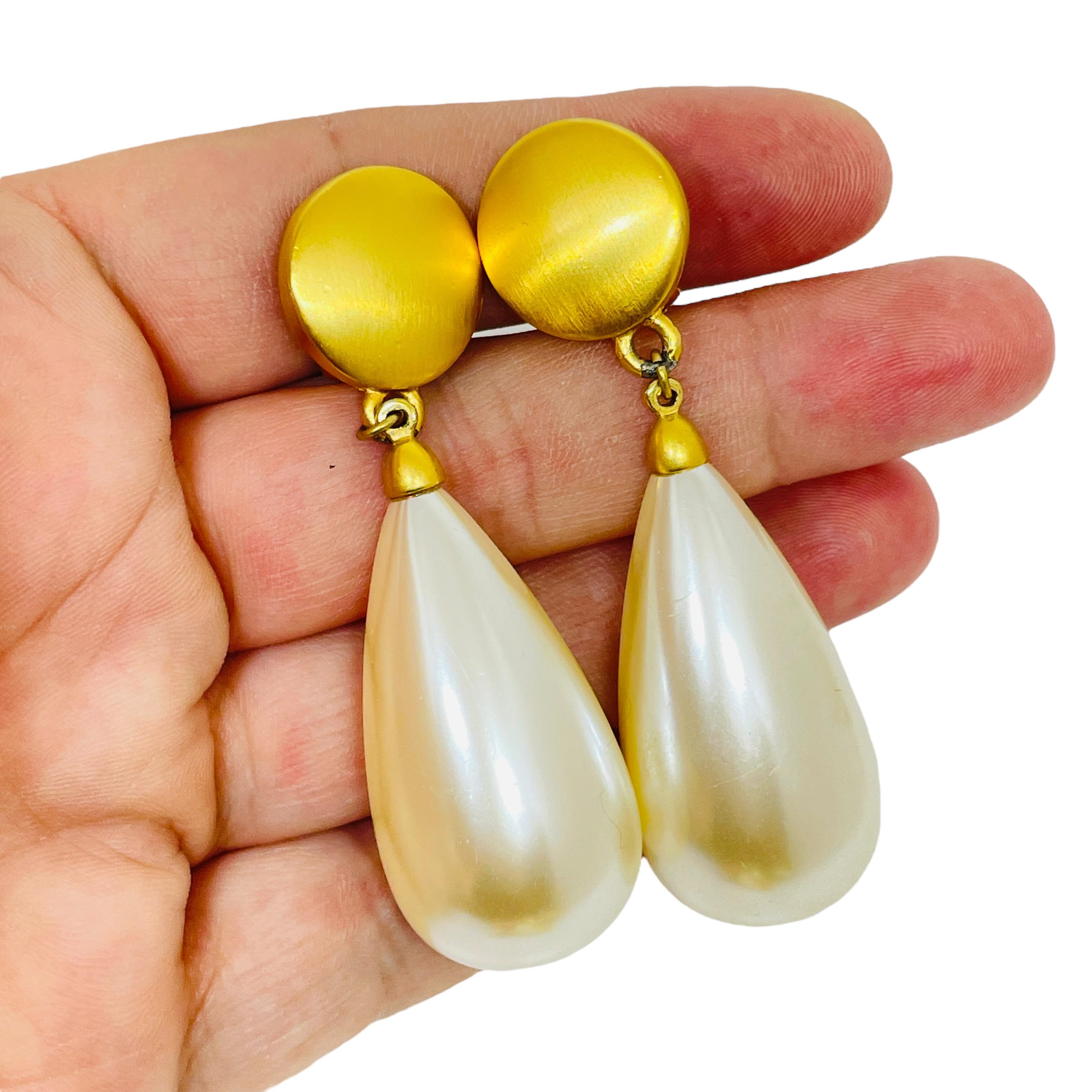 Donna Orecchini a clip firmati ANNE Klein in oro opaco con perle di vetro a goccia enorme in vendita