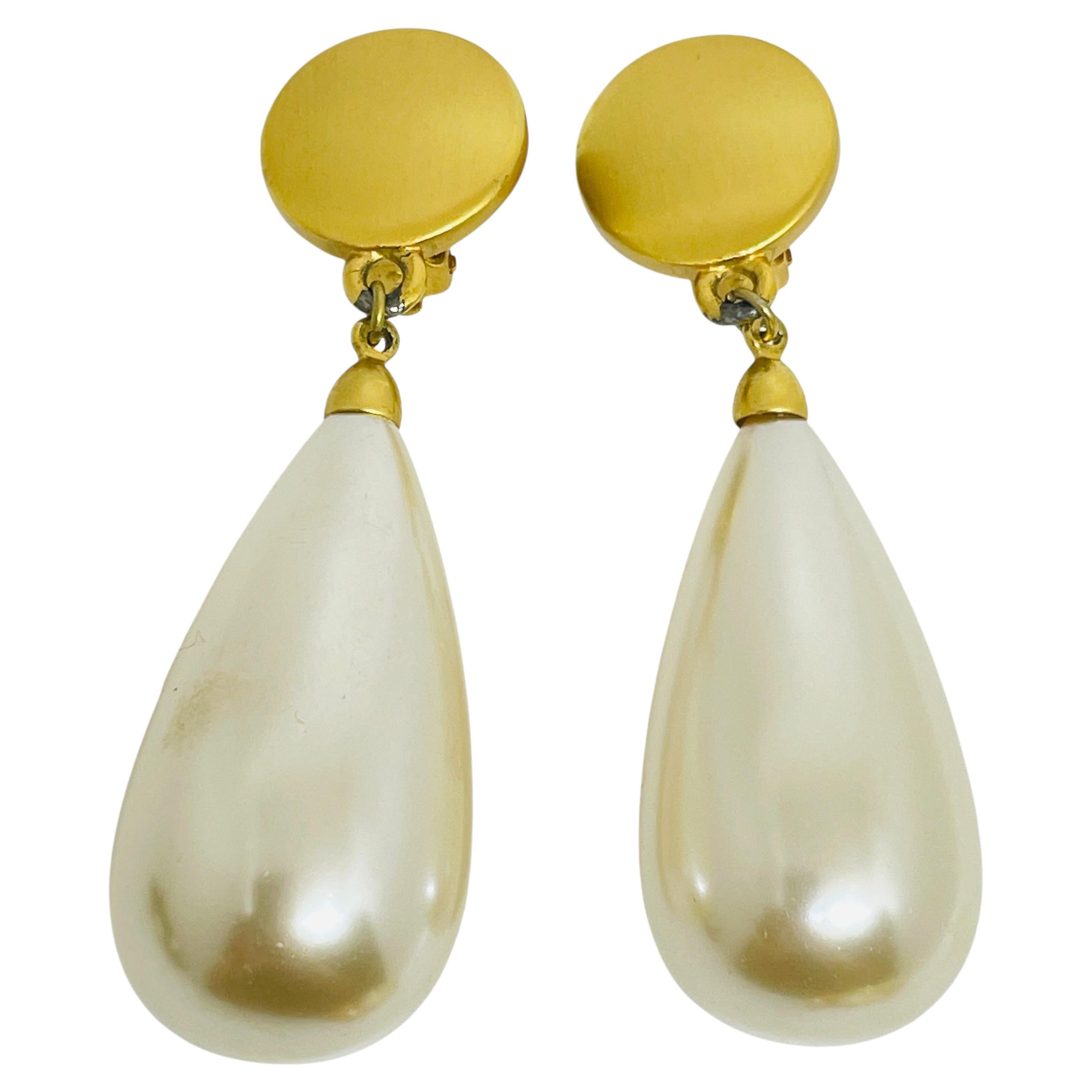 Orecchini a clip firmati ANNE Klein in oro opaco con perle di vetro a goccia enorme in vendita