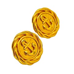 ANNE KLEIN, boucles d'oreilles de défilé en or signées AK, représentant une ancre nautique