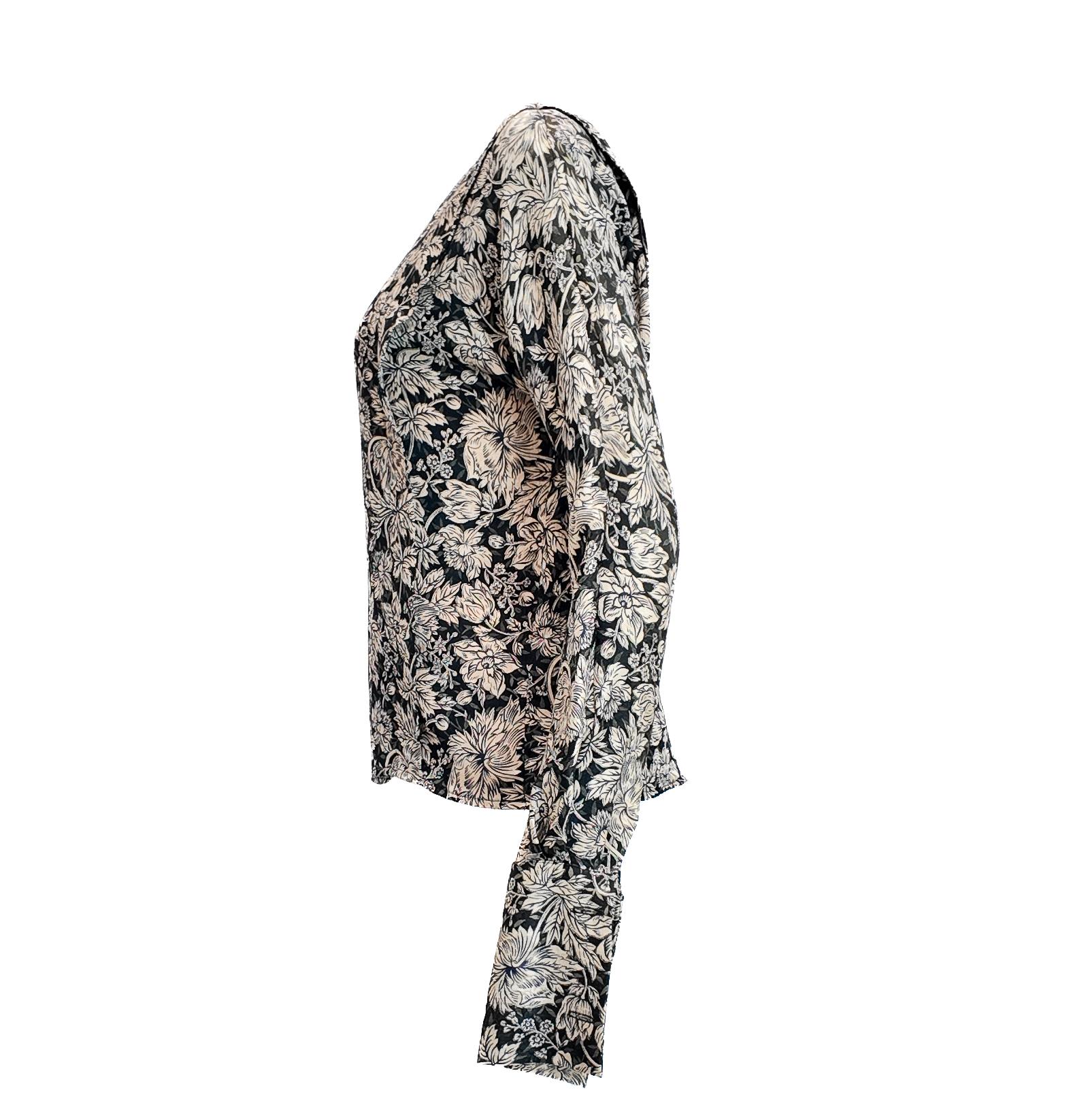 Esta blusa de Anne Klein está confeccionada en seda de inspiración vintage con un atemporal estampado floral azul marino y crema. Su lujoso tejido ofrece comodidad transpirable y un aspecto refinado, por lo que es ideal para llevar a diario o en