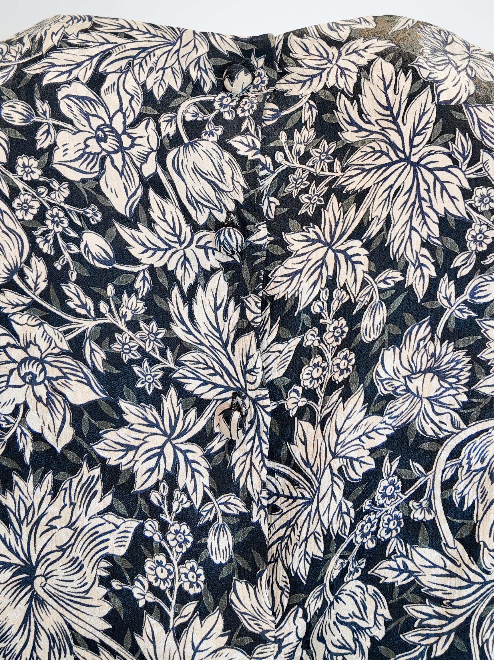 Blusa floral de seda azul marino/crema Anne Klein en Bastante bueno estado para la venta en Los Angeles, CA