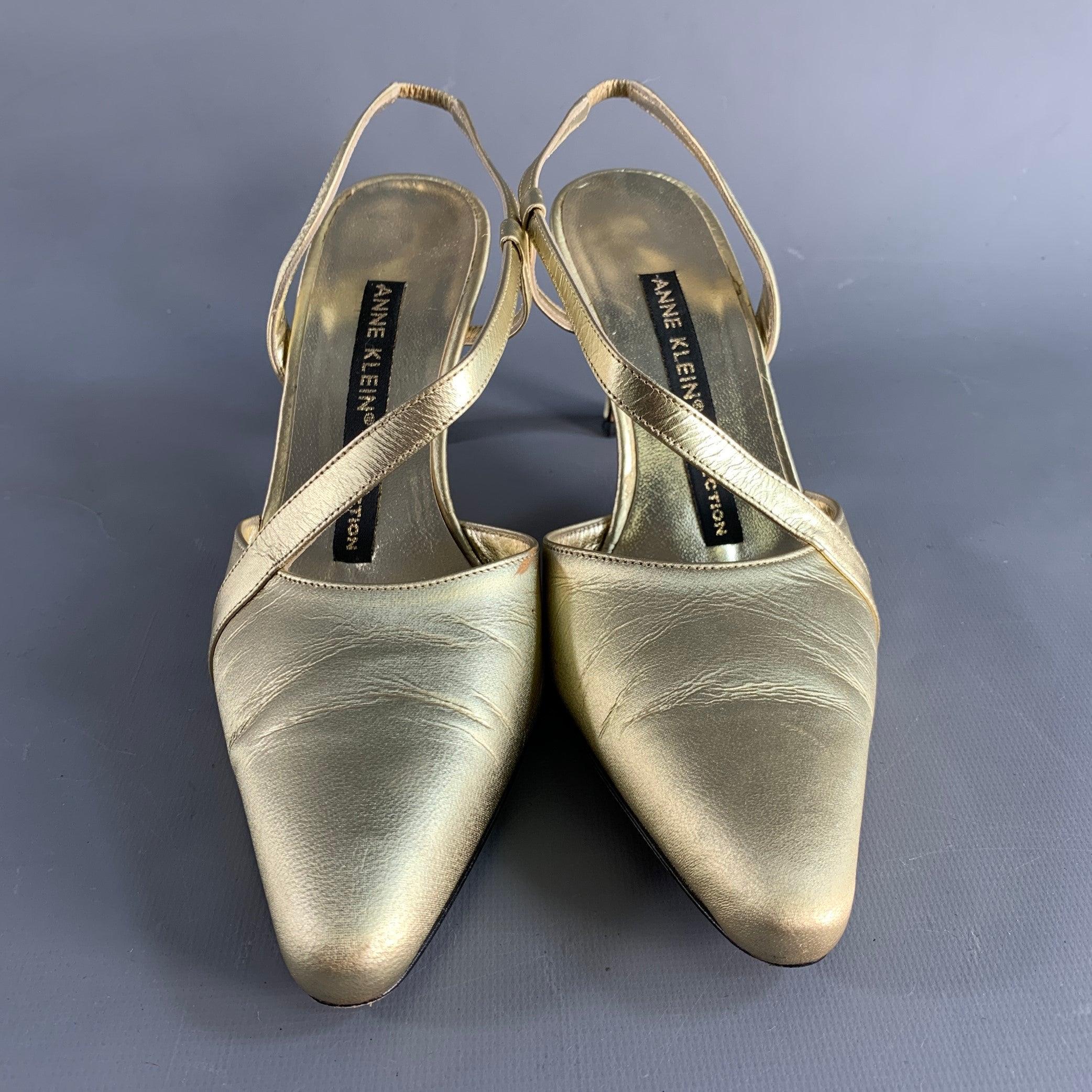 ANNE KLEIN Size 6.5 Gold Leather Ankle Strap Pumps In Good Condition For Sale In San Francisco, CA