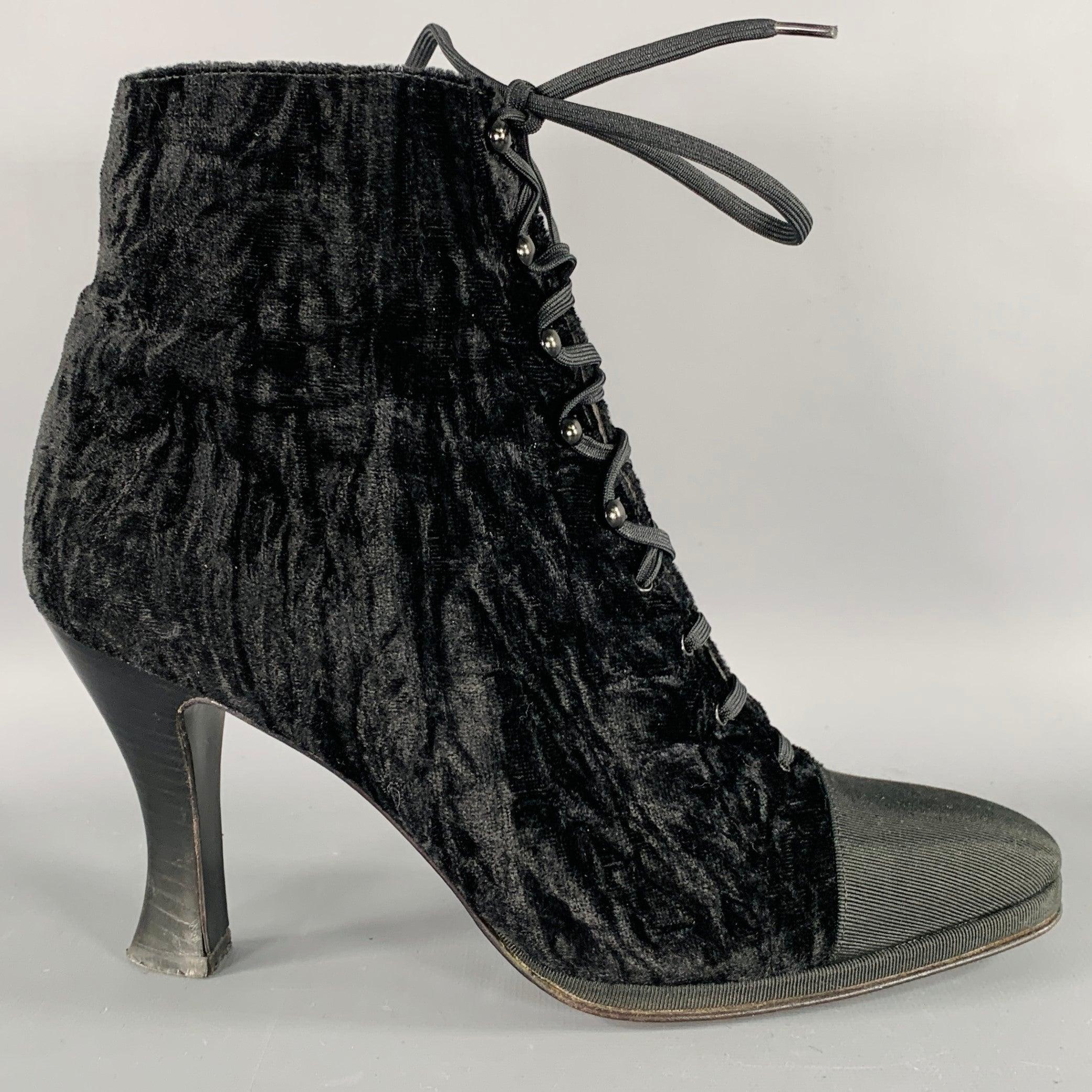 Botas vintage ANNE KLEIN COUTURE
en terciopelo negro con puntera de tela y cierre de cordones. Fabricado en Italia.Excelente estado de conservación. 

Marcado:   8M 

Medidas: 
  Longitud: 8,75 pulgadas Anchura: 3 pulgadas Altura (con tacón): 7,75