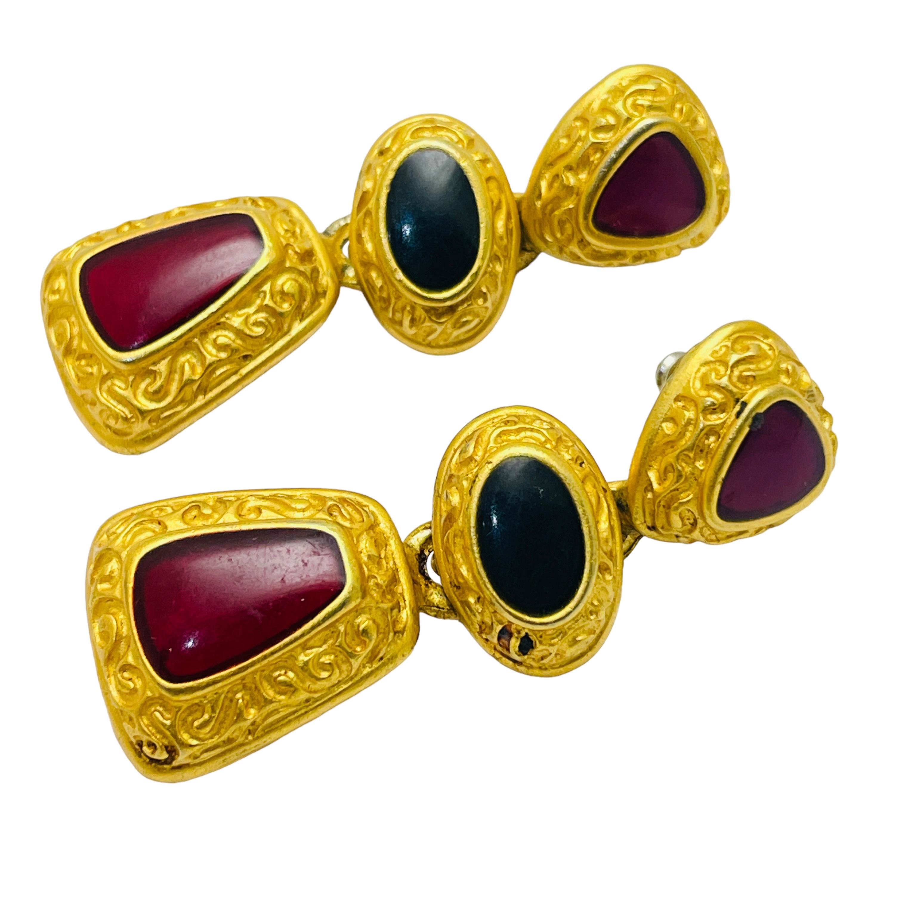 DETAILS

• signed AK ANNE KLEIN

• gold tone with poured glass

• vintage designer earrings

MEASUREMENTS  

• 

CONDITION

•  very good vintage condition with minimal signs of wear 

 Sku 44

❤️❤️  VINTAGE DESIGNER JEWELRY ❤️❤️

❤️❤️  ALEXANDER’S
