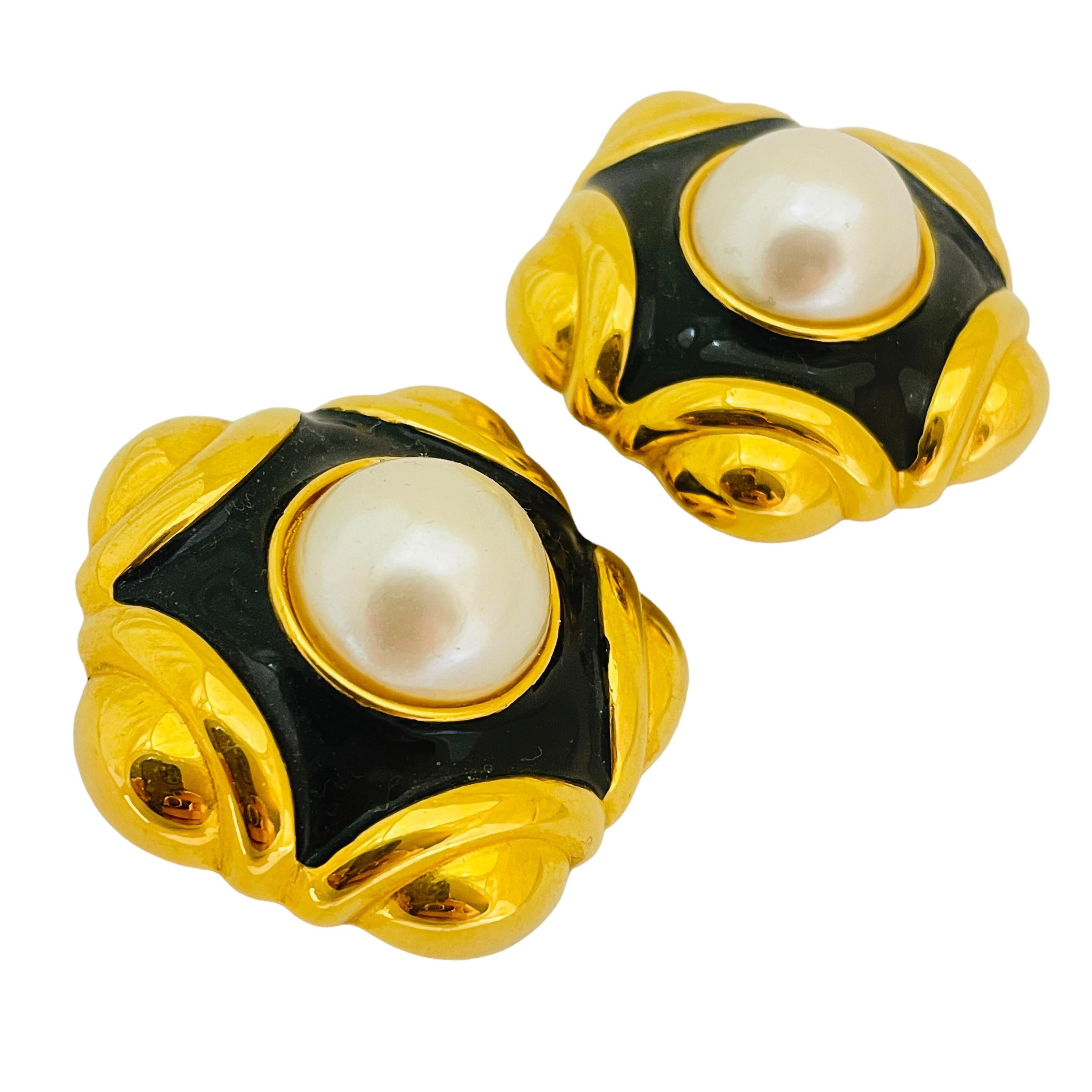 DETAILS

• unsigned  ANNE KLEIN

• gold tone with faux pearls and enamel

• vintage designer runway earrings  

MEASUREMENTS  

• 1 3/4” in diameter

CONDITION

•  very good vintage condition with minimal signs of wear 

 Sku 40

❤️❤️  VINTAGE