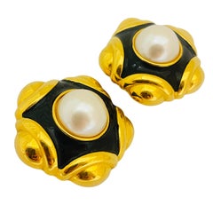 ANNE KLEIN vintage gold peael enamel designer runway clip on earrings
