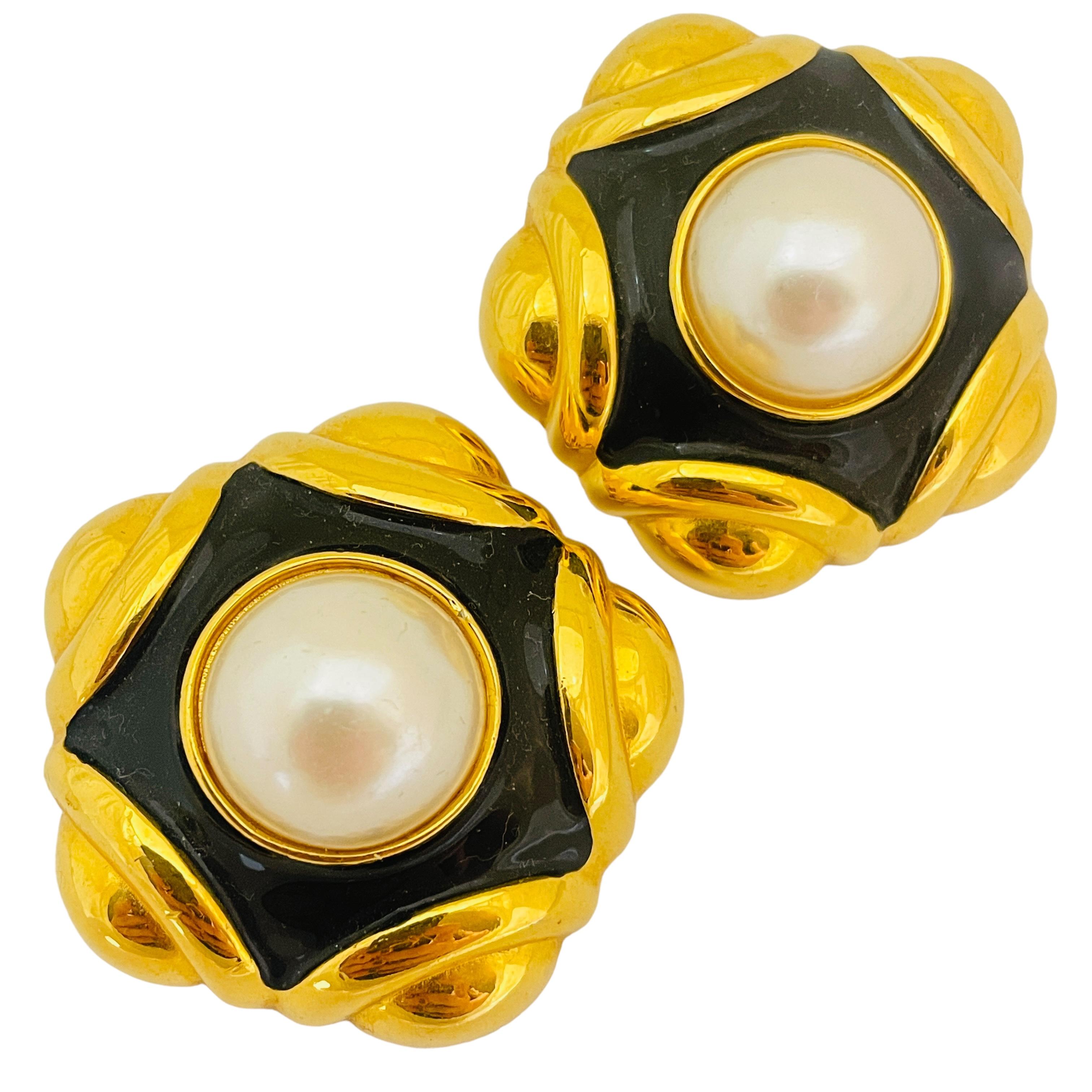 ANNE KLEIN vintage gold peael enamel designer runway clip on earrings For Sale