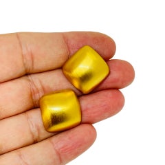 Pendientes de diseño ANNE KLEIN vintage, en tono dorado y acabado cepillado