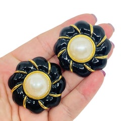 ANNE KLEIN - Boucles d'oreilles à clip vintage en émail et perles dorées.