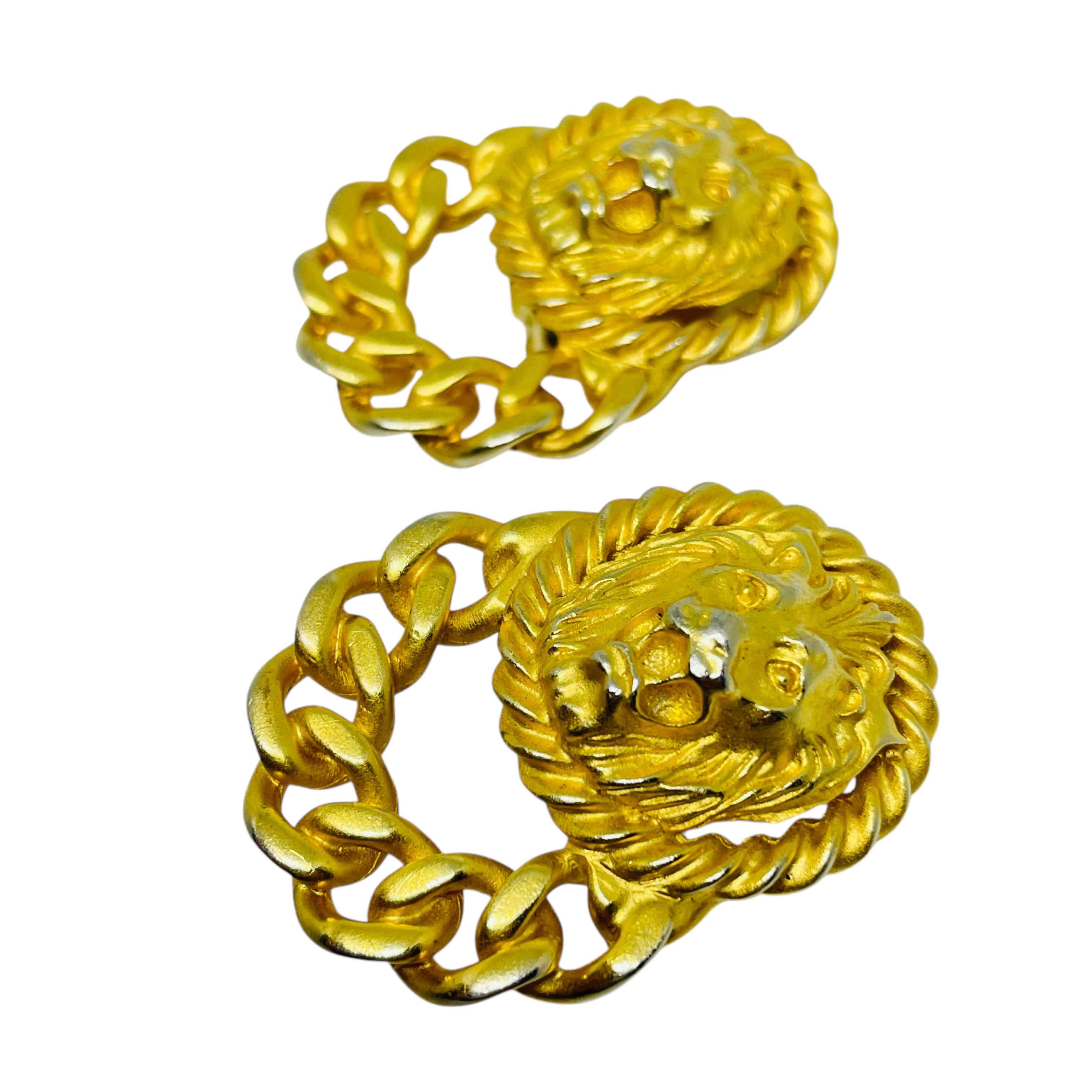 DETAILS

- • ohne Vorzeichen ANNE KLEIN

- • Goldton  

- • Vintage-Designer-Ohrringe

MASSNAHMEN

- •

CONDIT

- • sehr guter Vintage-Zustand mit minimalen Gebrauchsspuren

Sku 50

❤️❤️ VINTAGE-DESIGNER-SCHMUCK ❤️❤️

❤️❤️ ALEXANDER'S BOUTIQUE ❤️❤️