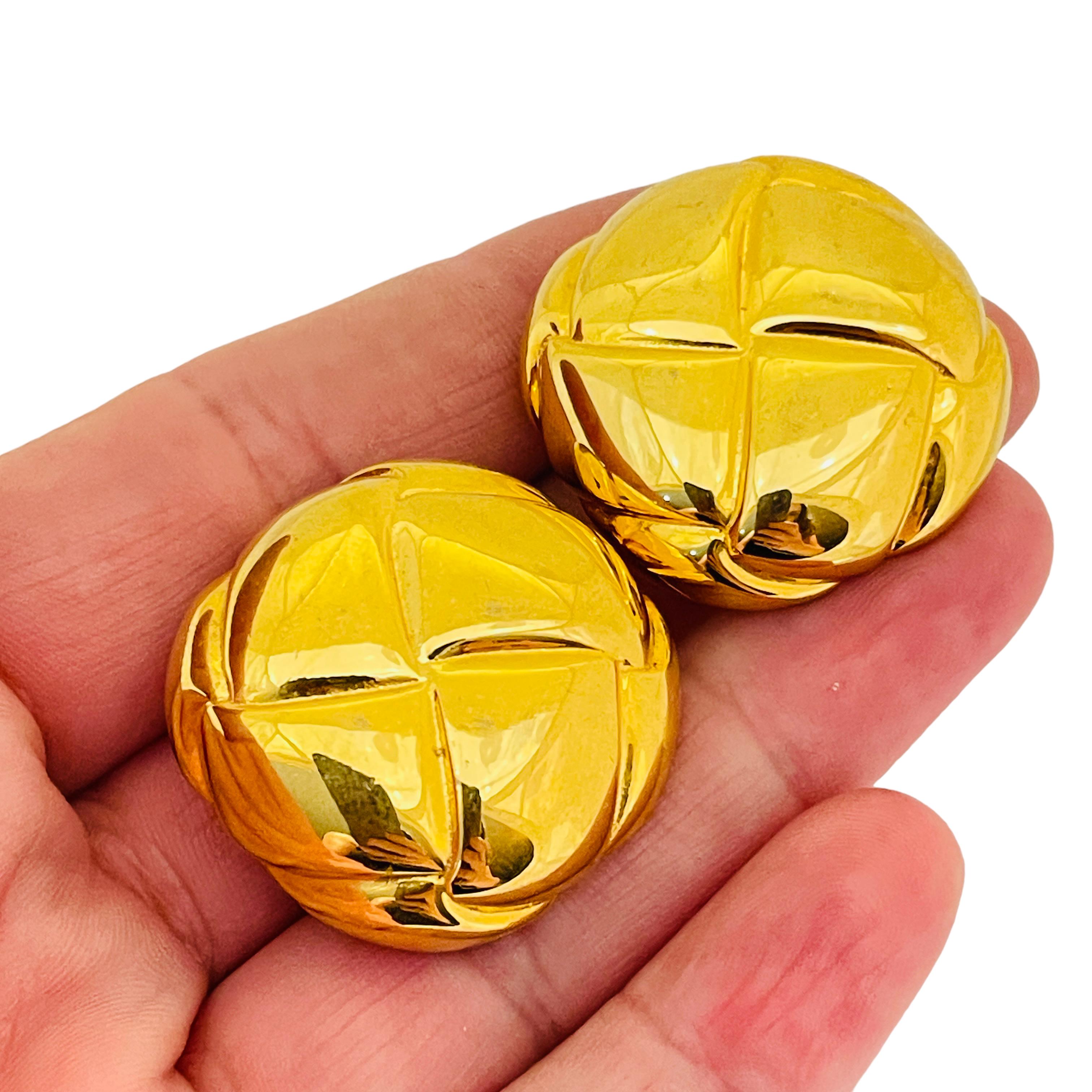 DETAILS

- • ohne Vorzeichen ANNE KLEIN

- • Goldton 

- • Vintage-Designer-Ohrringe  

MASSNAHMEN  

- • 

CONDIT

- •  sehr guter Vintage-Zustand mit minimalen Gebrauchsspuren 

 Sku 33

❤️❤️   VINTAGE-DESIGNER-SCHMUCK   ❤️❤️

❤️❤️  ALEXANDER'S