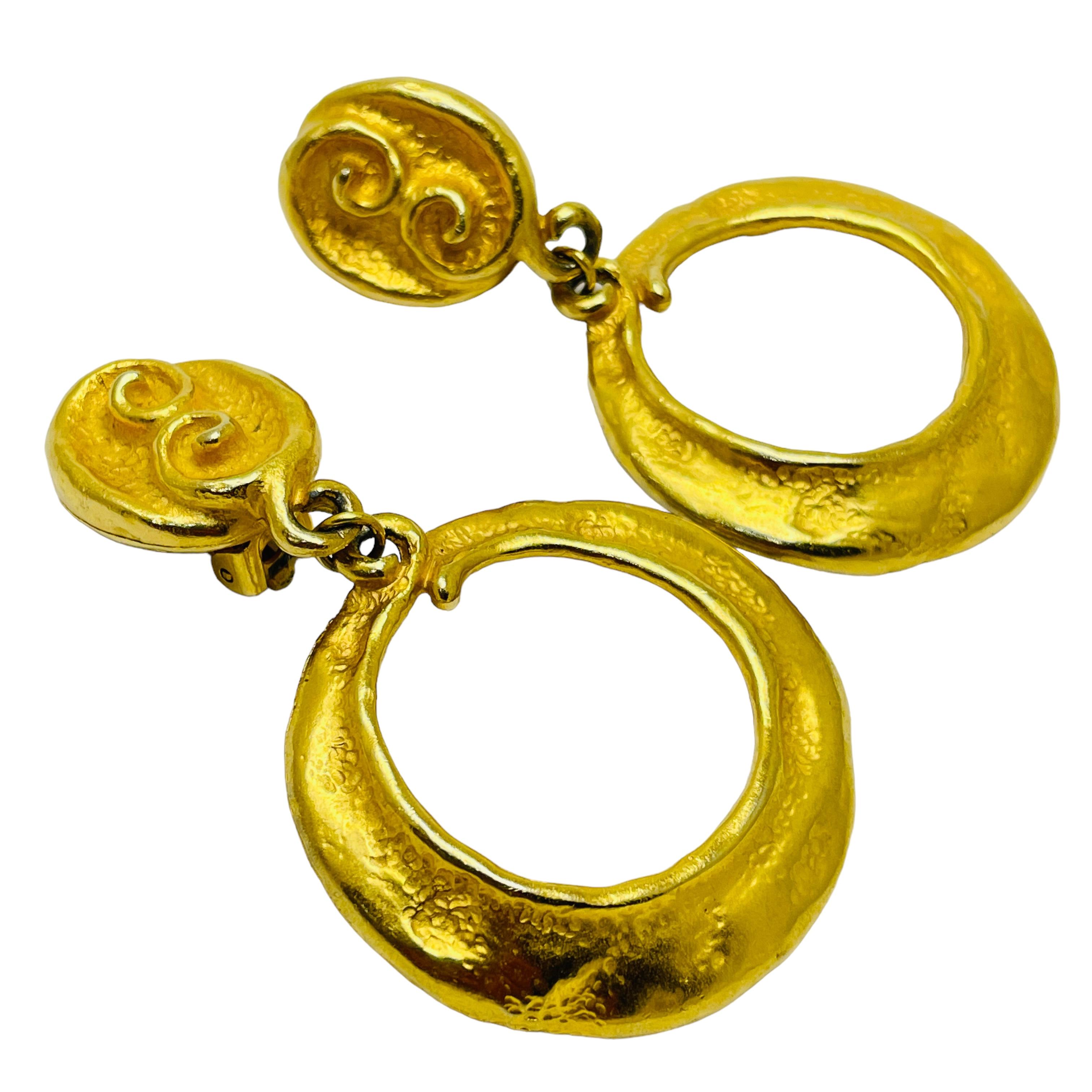 DETAILS

• unsigned ANNE KLEIN    

• gold tone 

• vintage designer earrings

MEASUREMENTS  

• 

CONDITION

•  very good vintage condition with minimal signs of wear 

 Sku 44

❤️❤️  VINTAGE DESIGNER JEWELRY ❤️❤️

❤️❤️  ALEXANDER’S BOUTIQUE  ❤️❤️