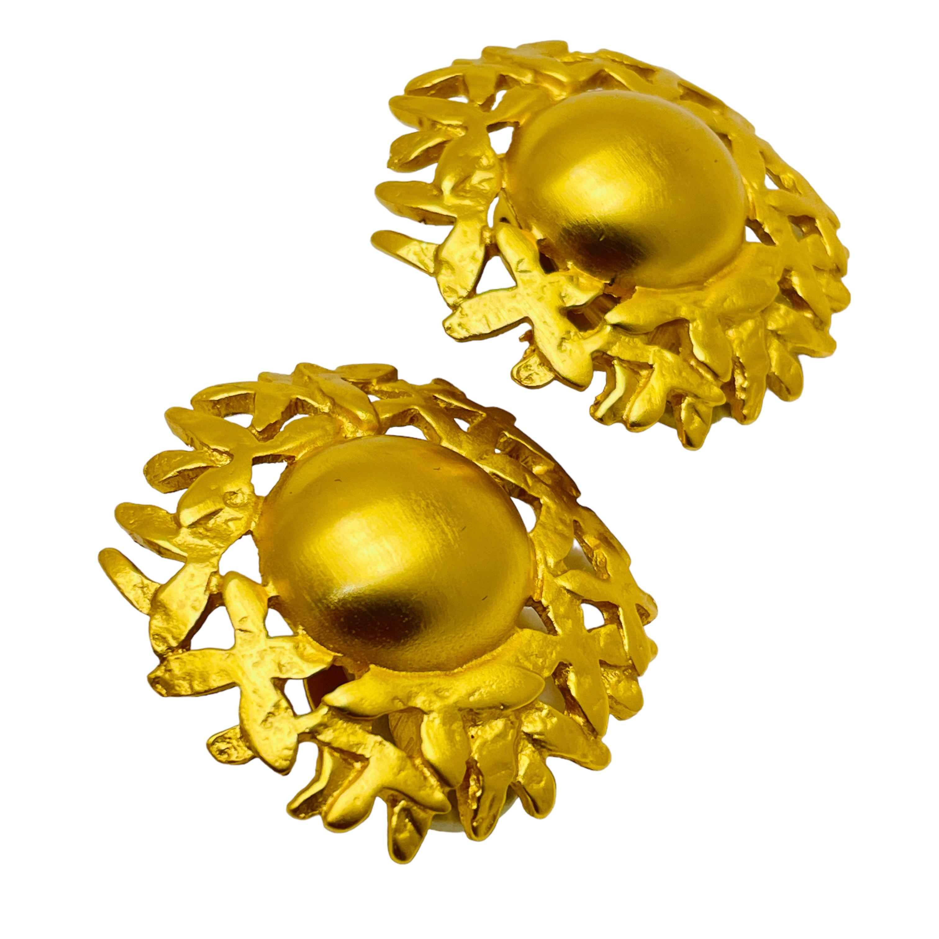 DETALLES

- firmado AK ANNE KLEIN    

- tono dorado 

- pendientes vintage de diseño

MEDIDAS  

- 

CONDICIÓN

-  muy buen estado vintage con mínimos signos de desgaste 

 Código 44

❤️❤️  JOYAS DE DISEÑO VINTAGE ❤️❤️

❤️❤️  BOUTIQUE DE ALEXANDER 