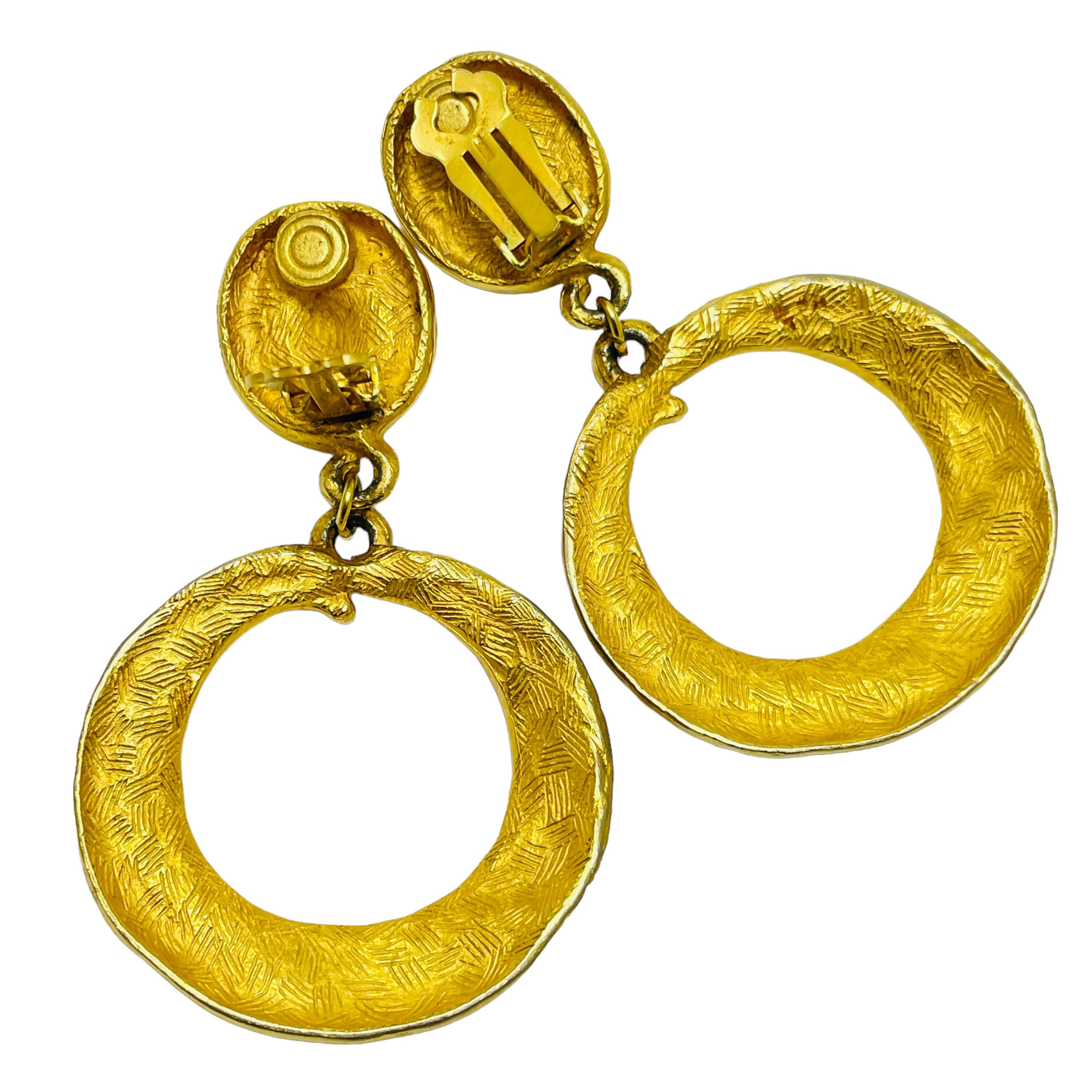 ANNE KLEIN vintage matte gold designer clip on earrings In Good Condition For Sale In Palos Hills, IL