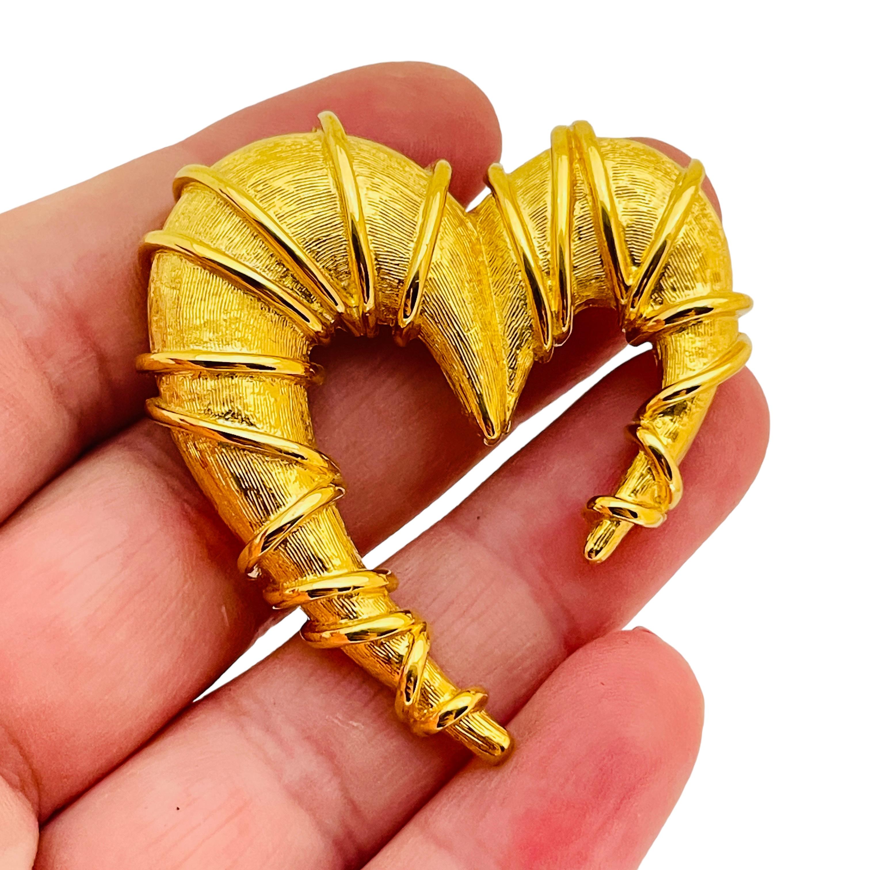 Women's ANNE KLEIN vintage matte gold heart designer runway brooch For Sale