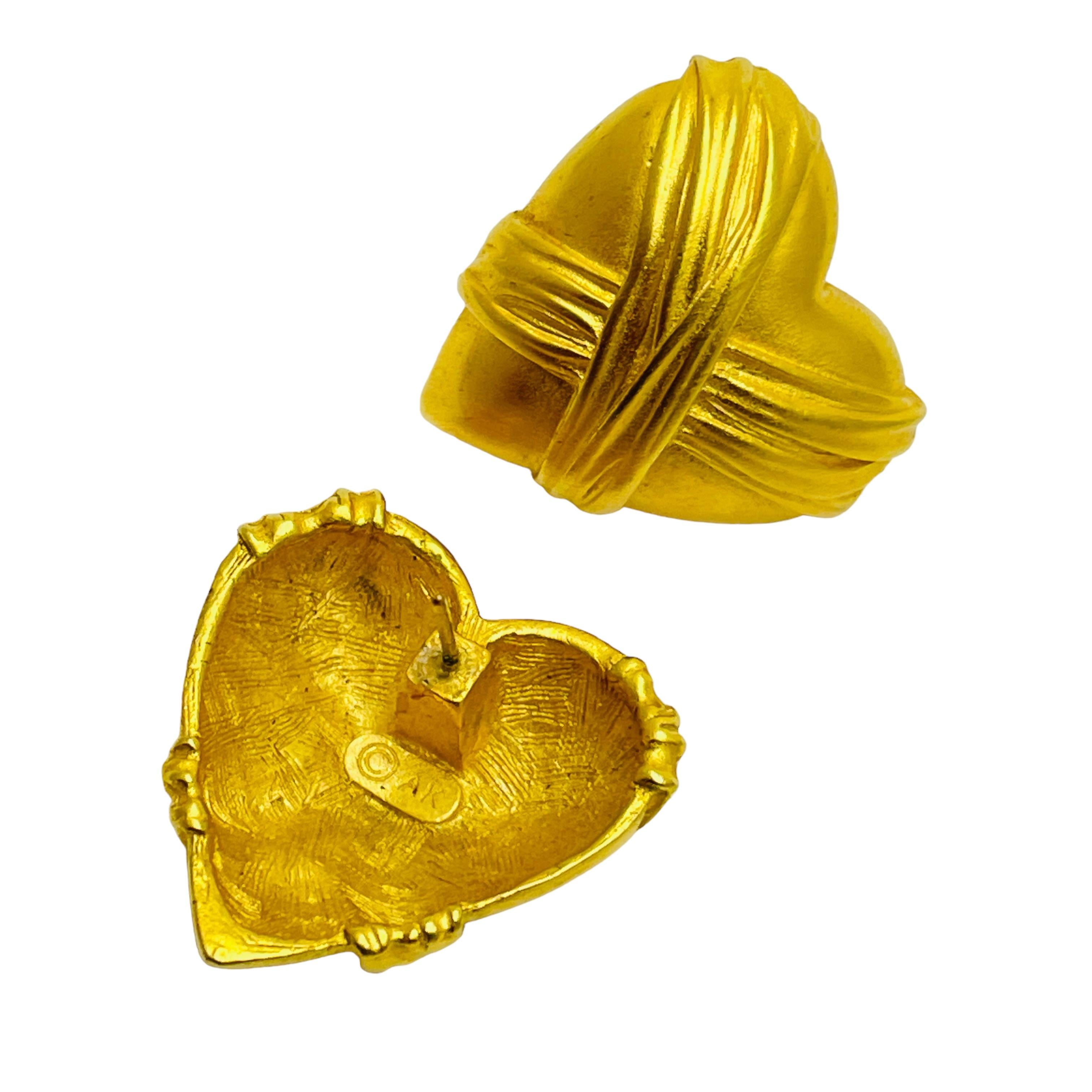 ANNE KLEIN Vintage mattes Gold Herz-Designer-Laufsteg-Ohrclips auf Ohrringen im Zustand „Gut“ im Angebot in Palos Hills, IL