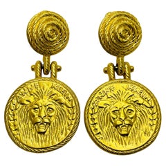 ANNE KLEIN - Boucles d'oreilles à clip en or mat vintage à tête de lions.