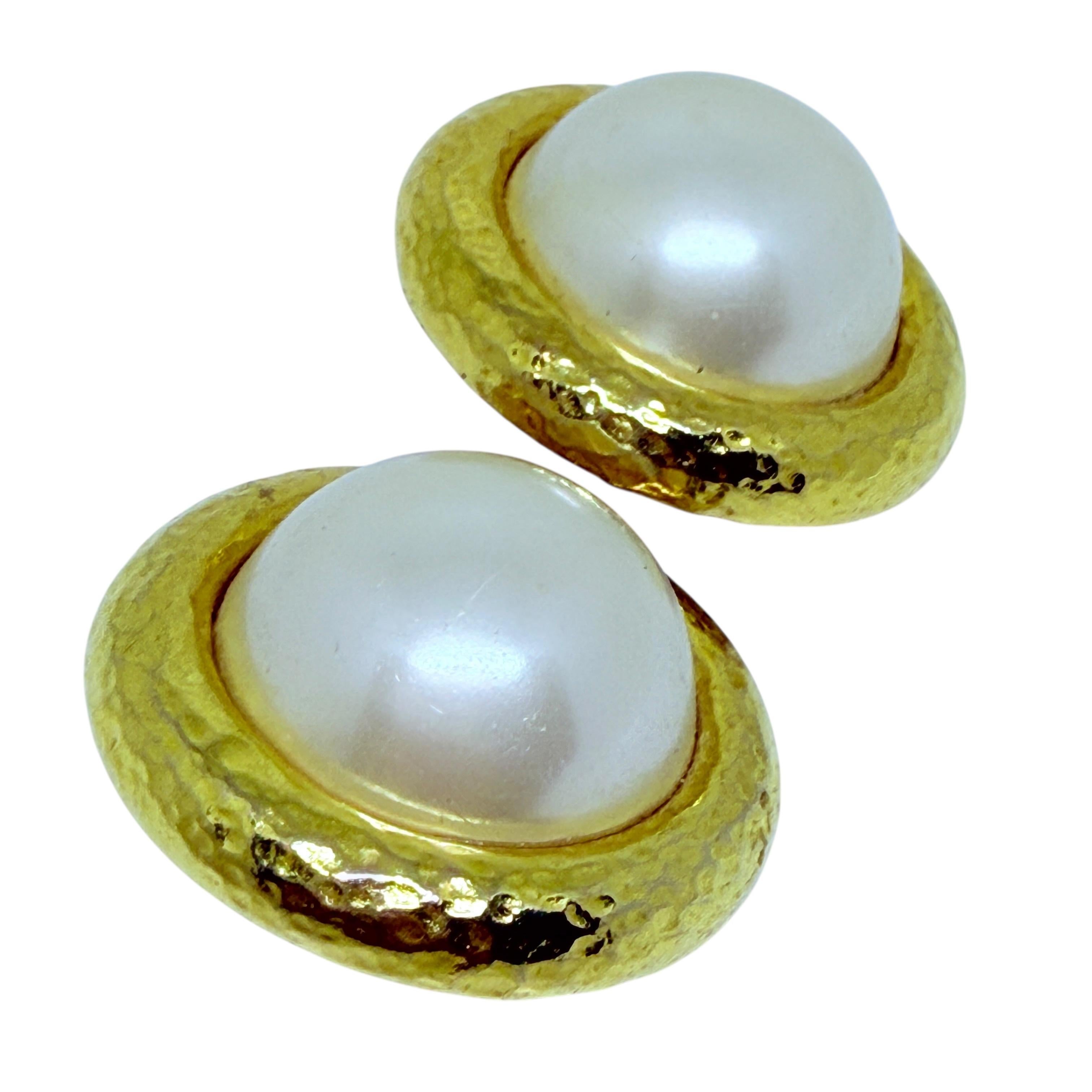 ANNE KLEIN Vintage matt Goldton faux Perle Designer 80er Jahre Clip auf Ohrringe für Damen oder Herren im Angebot