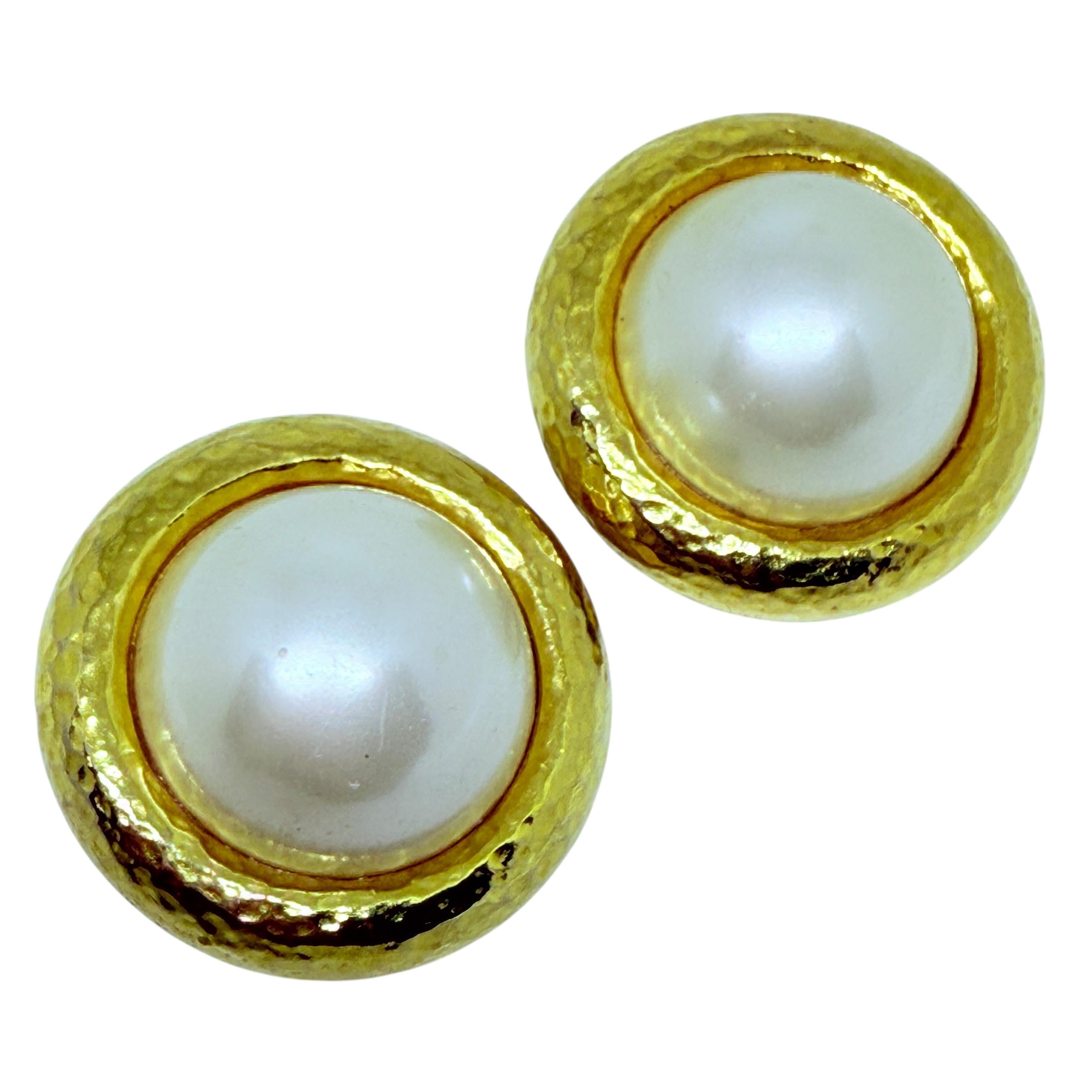 ANNE KLEIN Vintage matt Goldton faux Perle Designer 80er Jahre Clip auf Ohrringe im Angebot 1