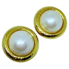 A. Klein, orecchini a clip vintage opachi con perle finte degli anni 
80