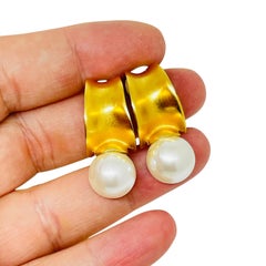 Pendientes de clip de diseño vintage de Anne Klein, en tono dorado mate con perlas de imitación