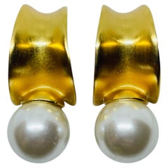 Pendientes de clip de diseño vintage de Anne Klein, en tono dorado mate con perlas de imitación