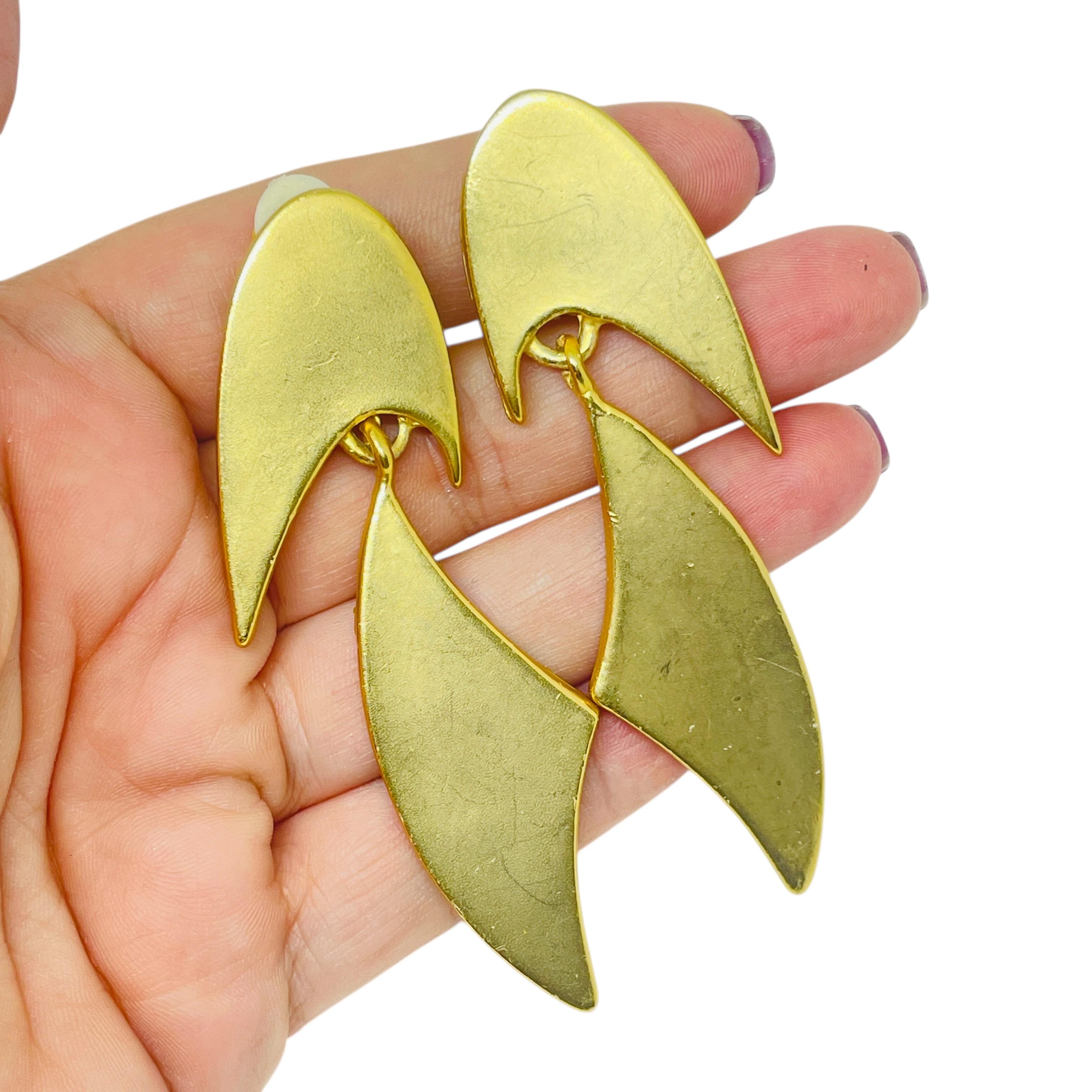 DETAILS

- • ohne Vorzeichen ANNE KLEIN

- • Goldton 

- • Vintage-Designer-Ohrringe
 
MASSNAHMEN  

- • CONDIT

- •  sehr guter Vintage-Zustand mit minimalen Gebrauchsspuren 

 Sku 54

❤️❤️   VINTAGE-DESIGNER-SCHMUCK   ❤️❤️

❤️❤️  ALEXANDER'S