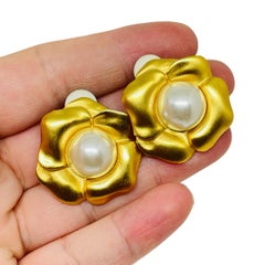ANNE KLEIN vintage mate tono dorado perlas flor pendientes de clip de diseño