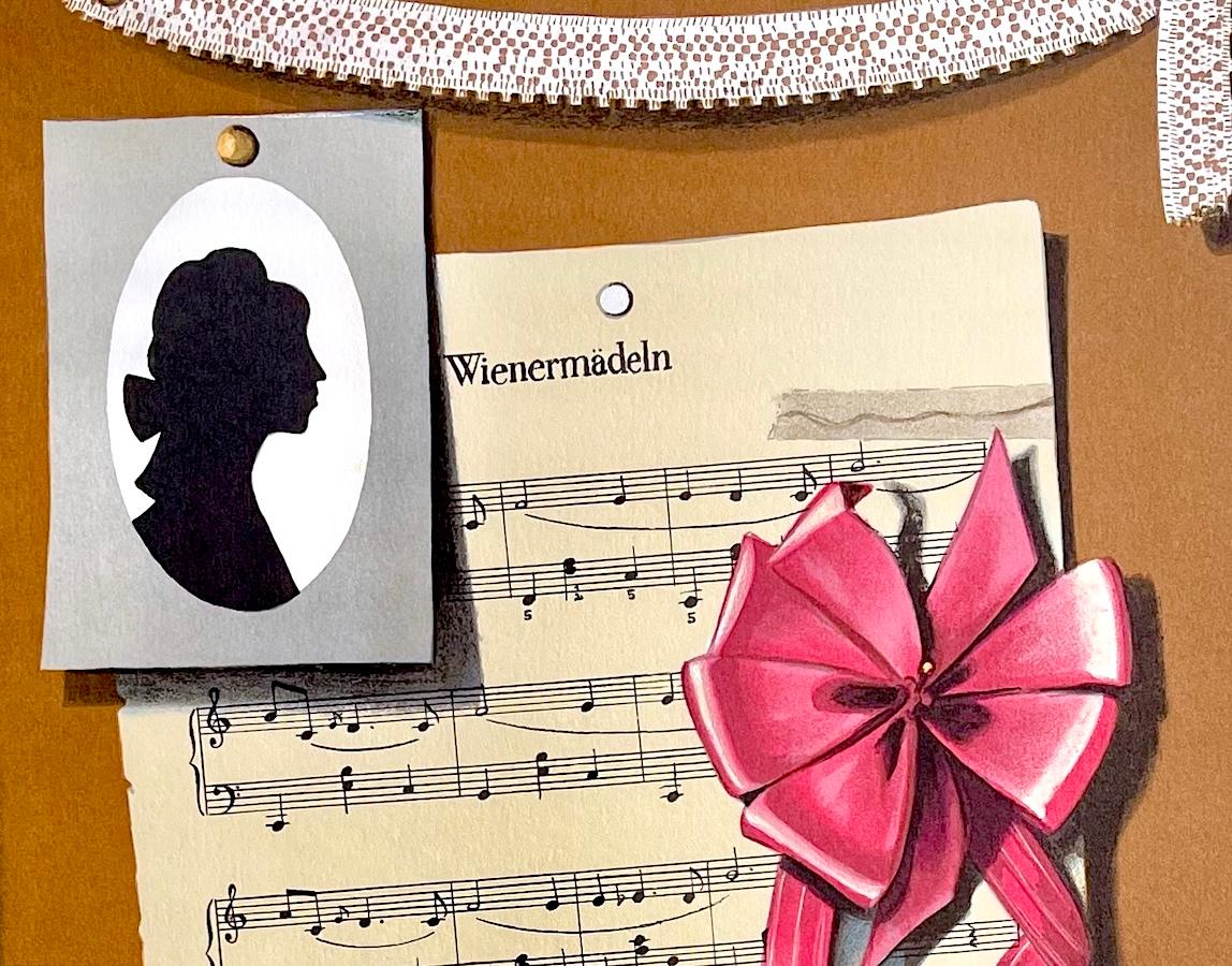 VIENNESE STILL LIFE Trompe l'Oeil Litografía, Estilo Arts and Crafts, Música, Abanico - Portrait Print Beige de Anne Lloyd
