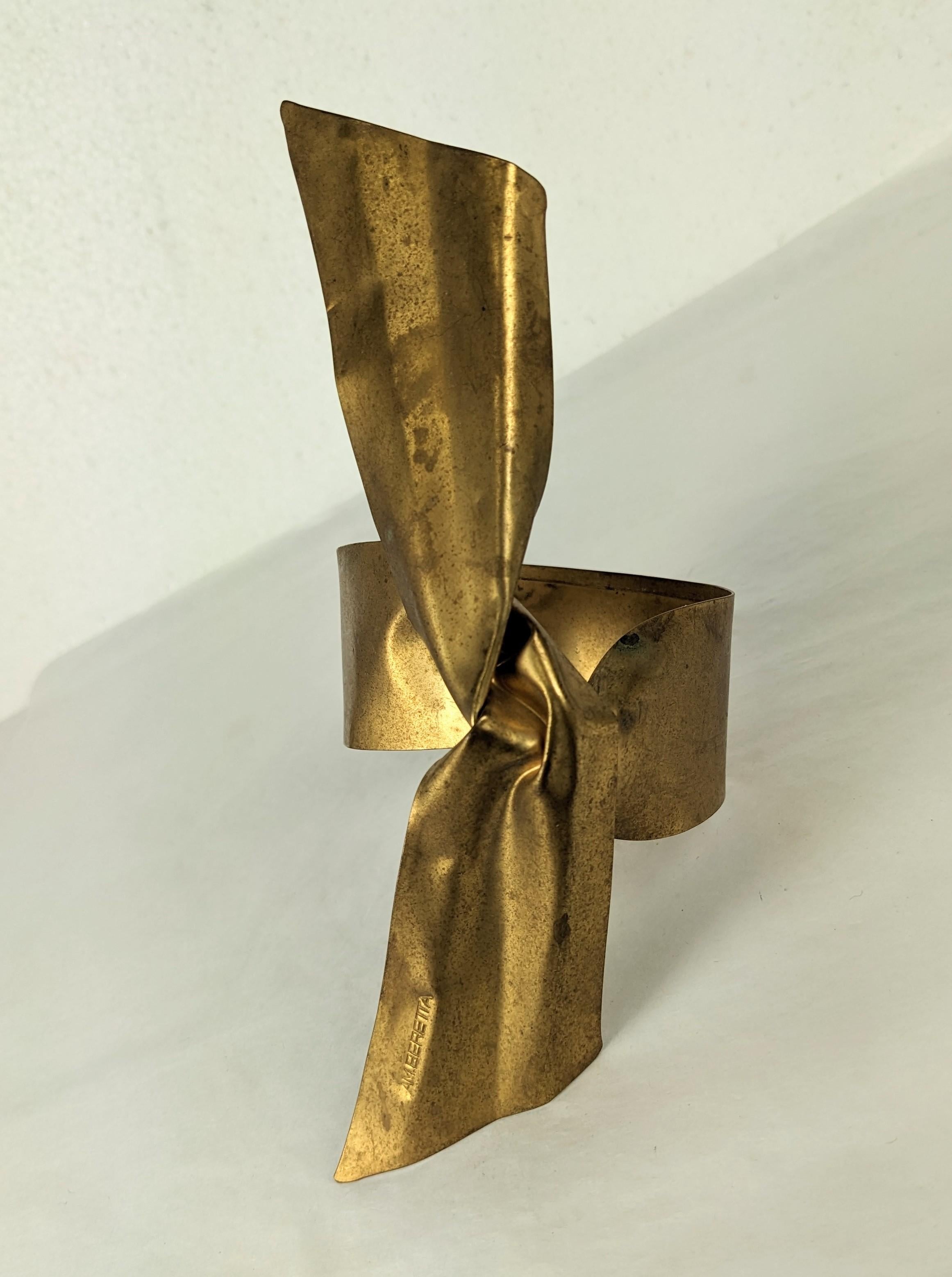 Rare et exceptionnelle Anne-Marie Beretta Graphic Art Cuff Sculpture en forme de simple nœud en métal formé à la main. Fait à la main, probablement pour une utilisation sur piste. Un design exceptionnel et puissant. 
Années 1980 France, Signé sur le
