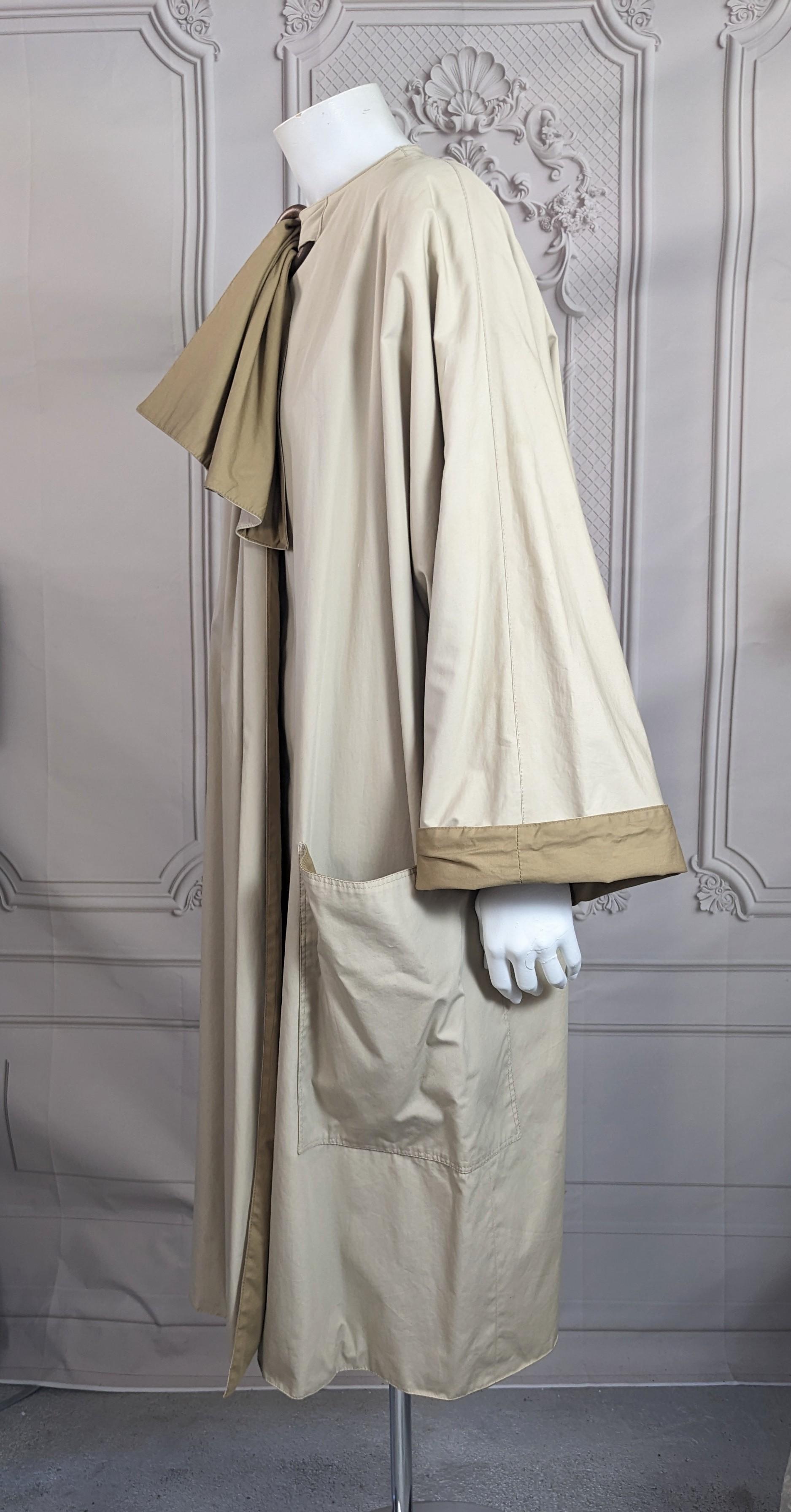 Chic Anne Marie Beretta - Cappotto drappeggiato in popeline di cotone a due toni degli anni '80. Conosciuta per la sua maestria nel drappeggio di tessuti non tradizionali e Famed per i suoi incredibili Coates e capispalla come direttore del design