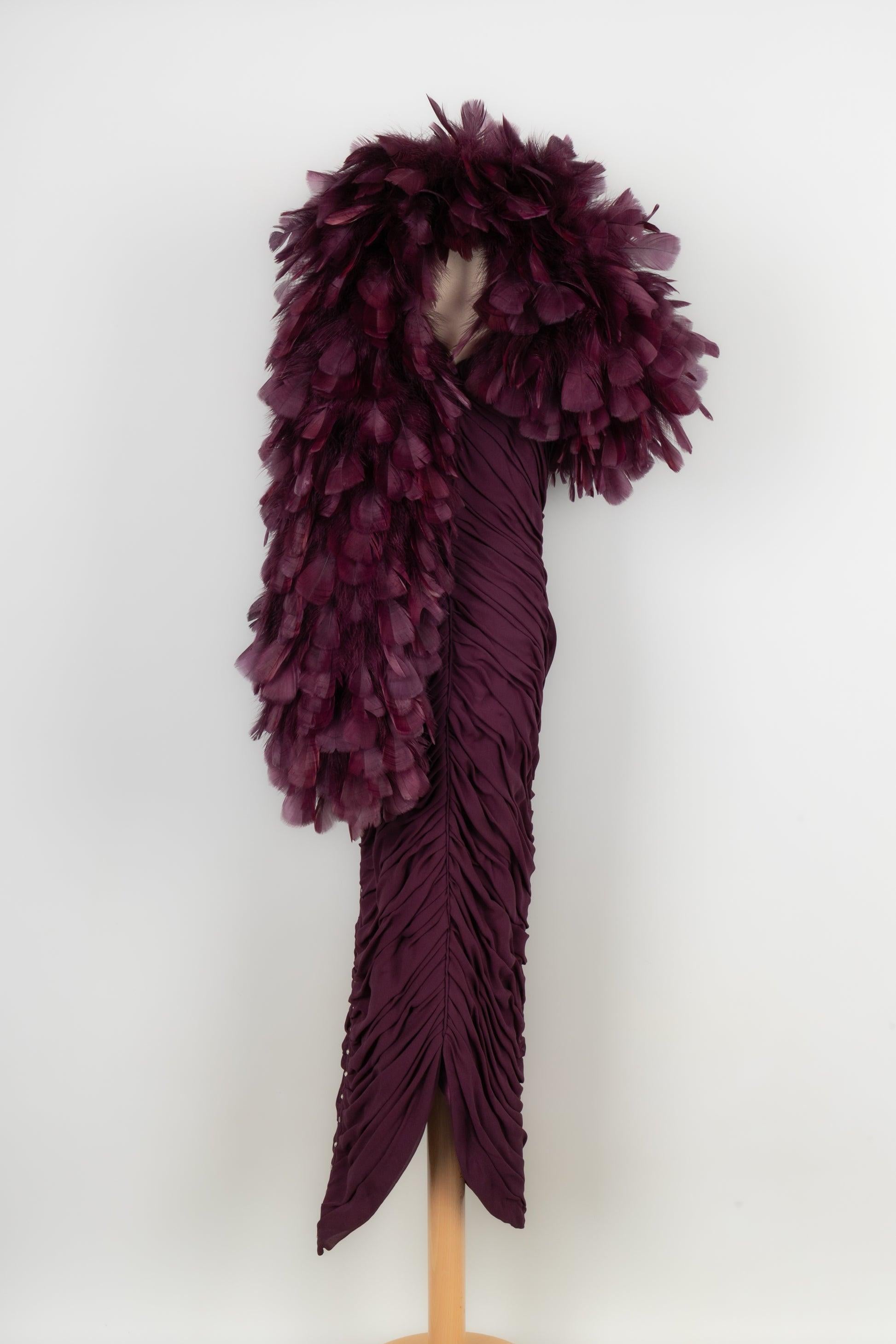 Anne-Marie Beretta - Georgette crepe evening dress with purple glossy feathers. Fall-Winter 1985-86 Ready-to-Wear Collection. No size nor composition label, it fits a 36FR.

Additional information:
Condition: Very good condition
Dimensions: Chest: