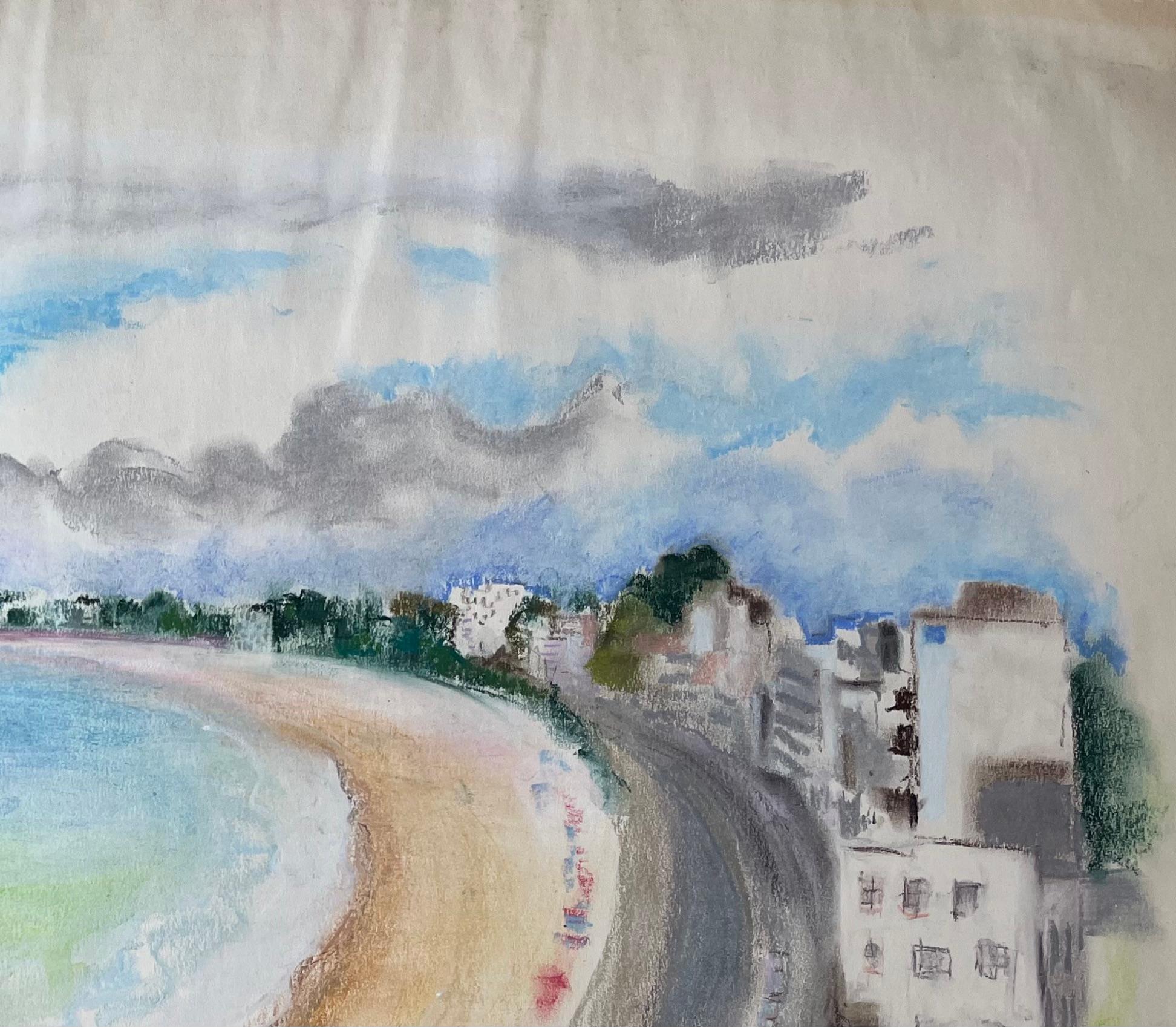 Pastello francese della metà del XX secolo raffigurante una passeggiata costiera e una vista sulla baia in curva - Painting Postimpressionismo di Anne Marie Migette Perard