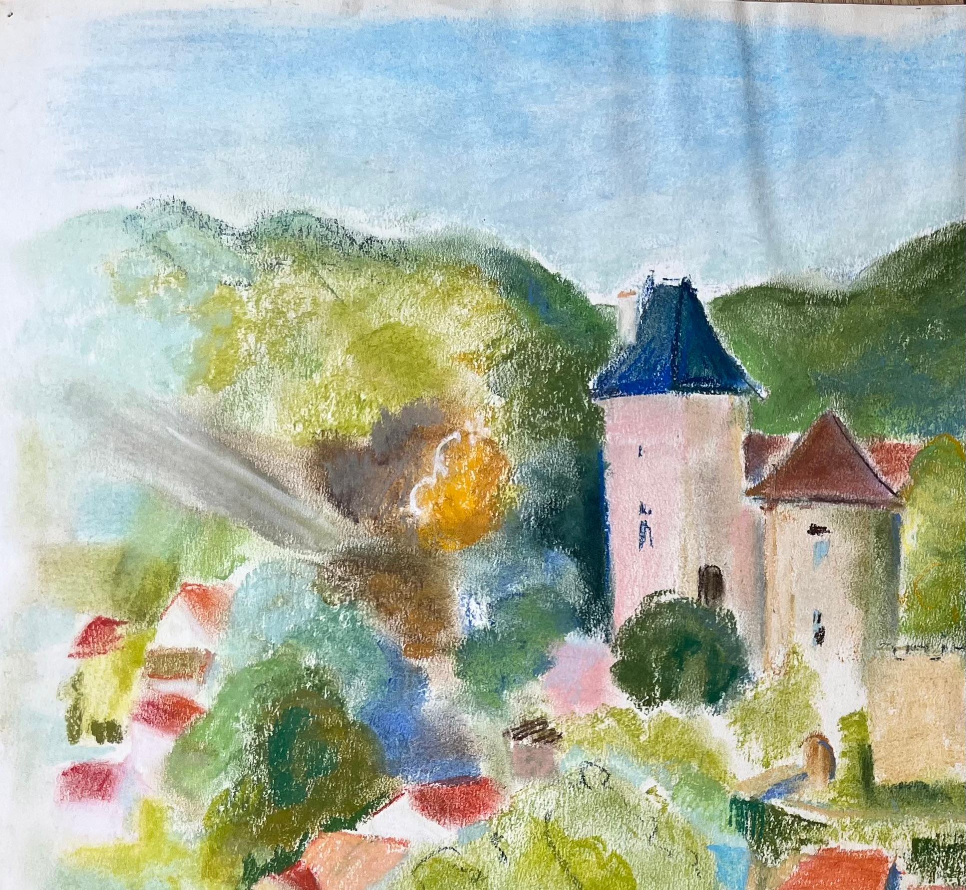 Pastello francese della metà del XX secolo raffigurante un villaggio in collina con castello e tetti in tegole - Painting Postimpressionismo di Anne Marie Migette Perard