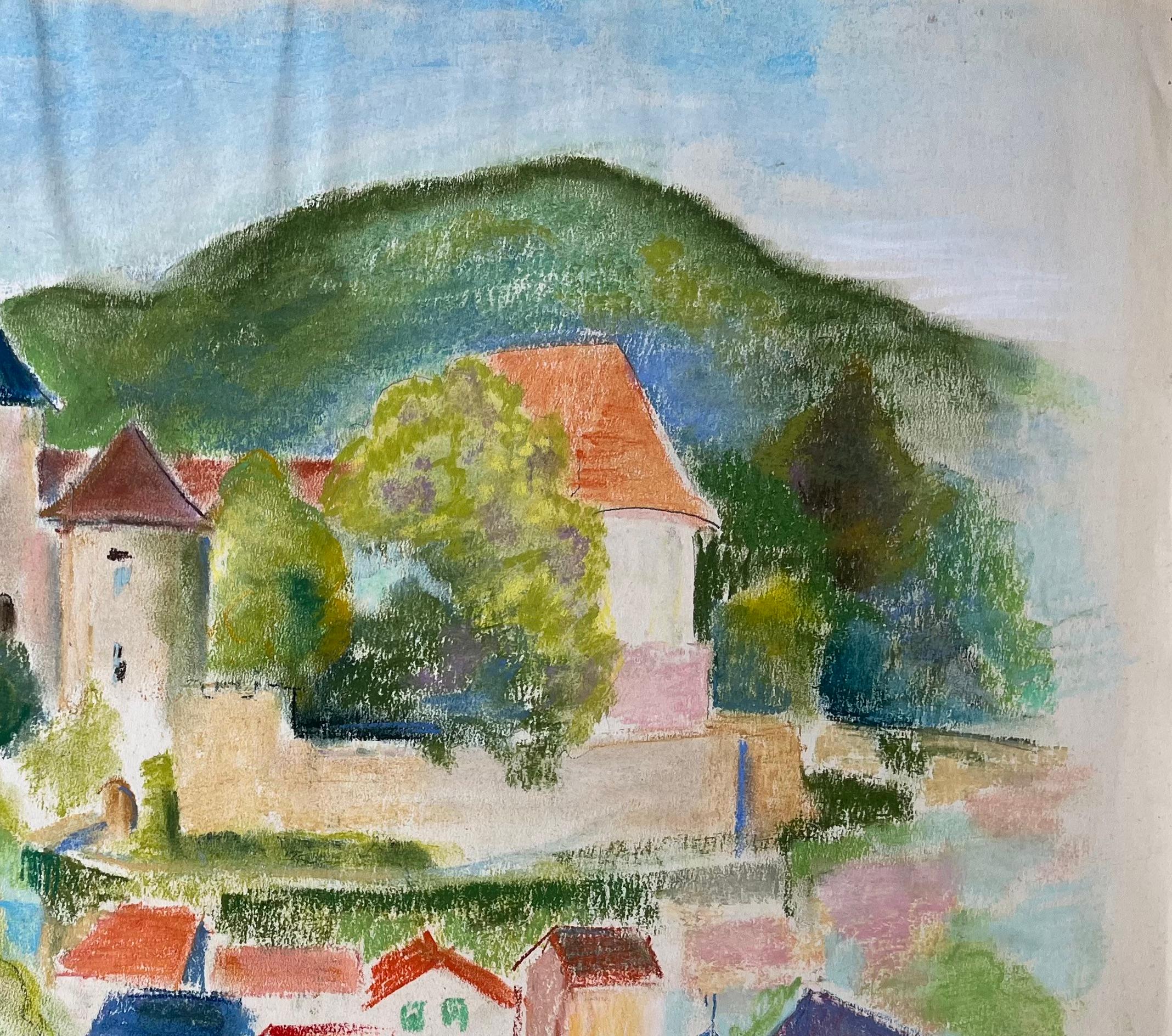 Pastello francese della metà del XX secolo raffigurante un villaggio in collina con castello e tetti in tegole - Figurative Painting Grigio di Anne Marie Migette Perard