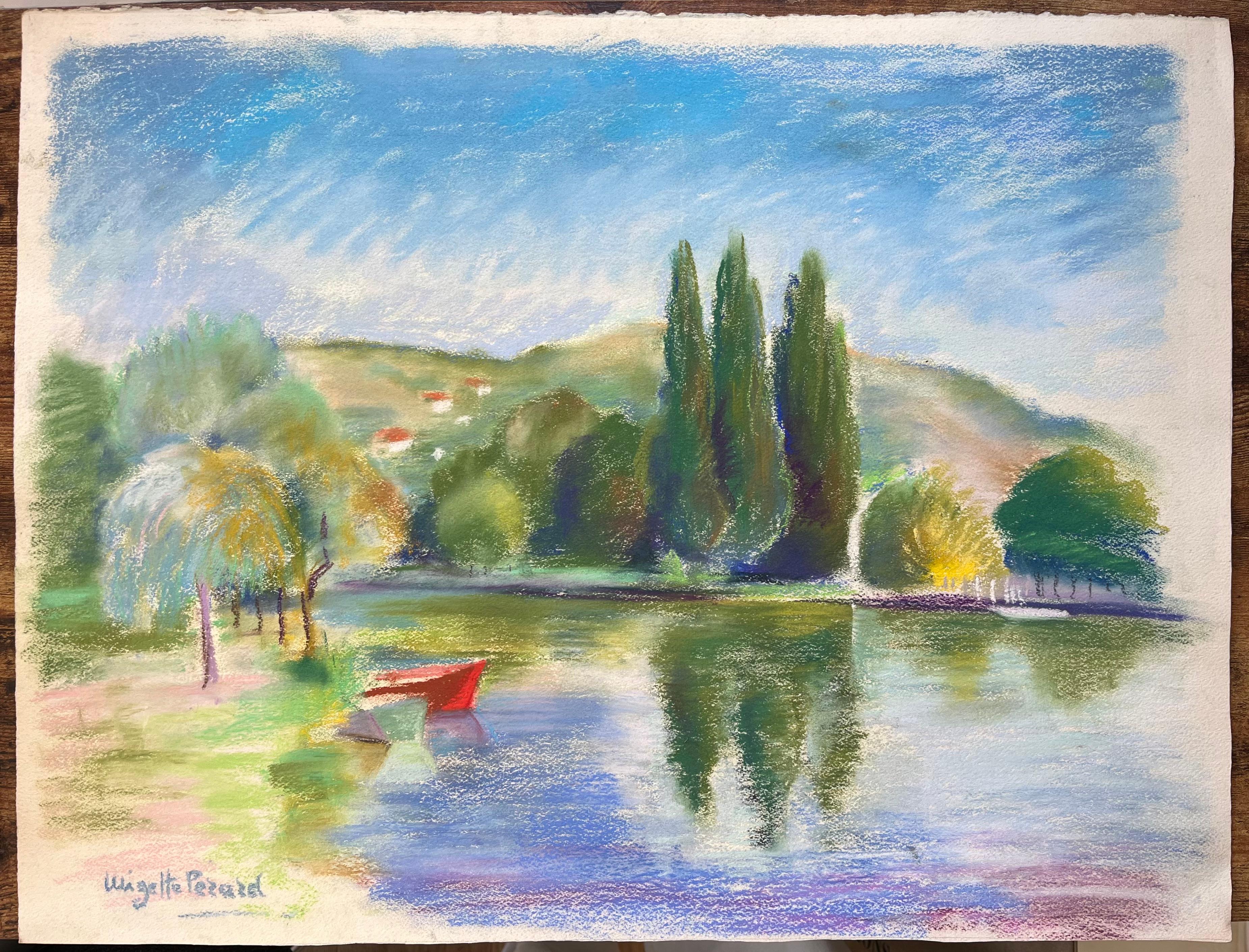 Pastello francese della metà del XX secolo raffigurante un paesaggio lacustre con una barca rossa - Painting di Anne Marie Migette Perard