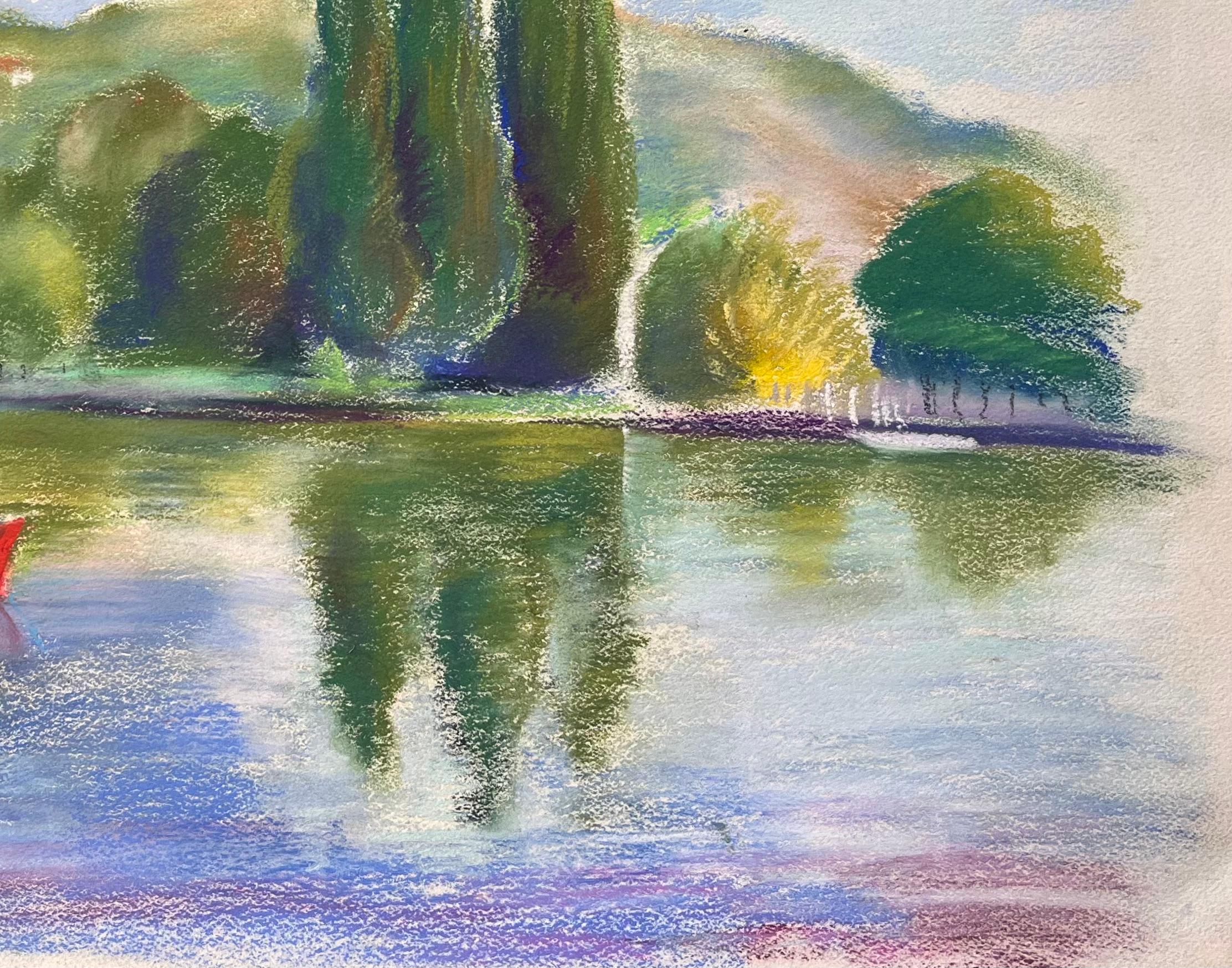 Titolo: Pastello francese della metà del XX secolo raffigurante un paesaggio lacustre con una barca rossa
di Anne Marie Migette Perard (francese, 1902-1977)
Firmato: Yes One
Medio: Pastello su carta non incorniciata
Dimensioni: 19,5 pollici