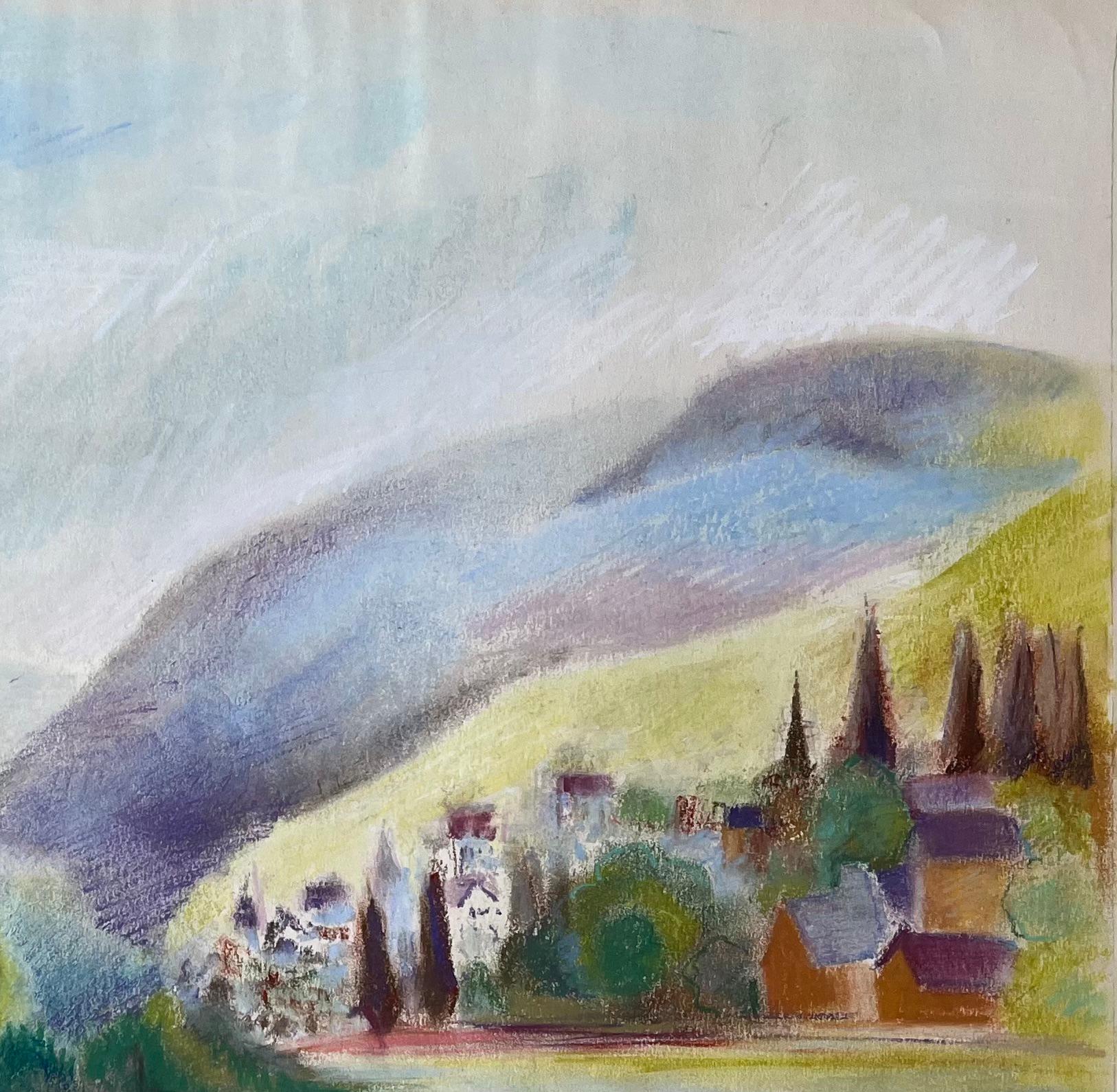 Pastello francese della metà del XX secolo raffigurante un villaggio fluviale e montagne con barca - Painting Postimpressionismo di Anne Marie Migette Perard