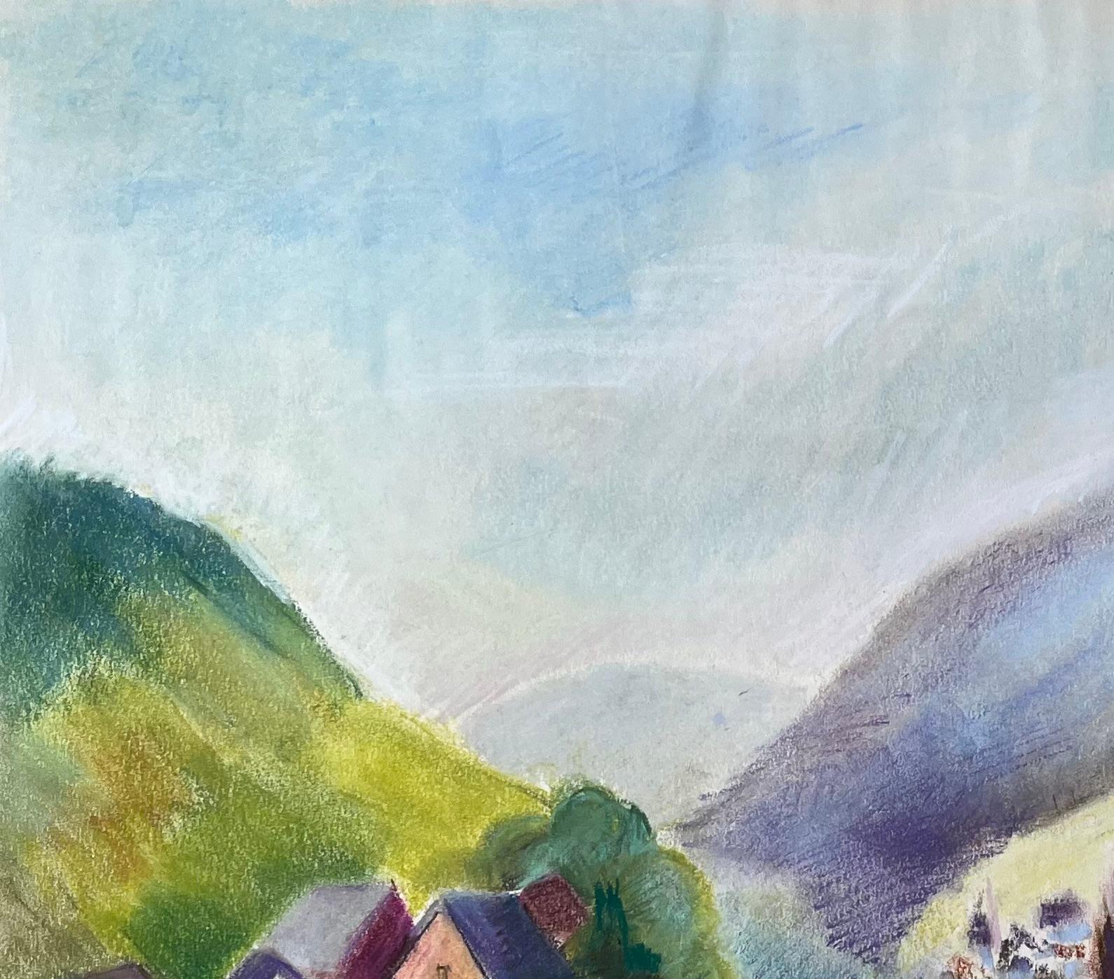 Pastello francese della metà del XX secolo raffigurante un villaggio fluviale e montagne con barca - Figurative Painting Grigio di Anne Marie Migette Perard
