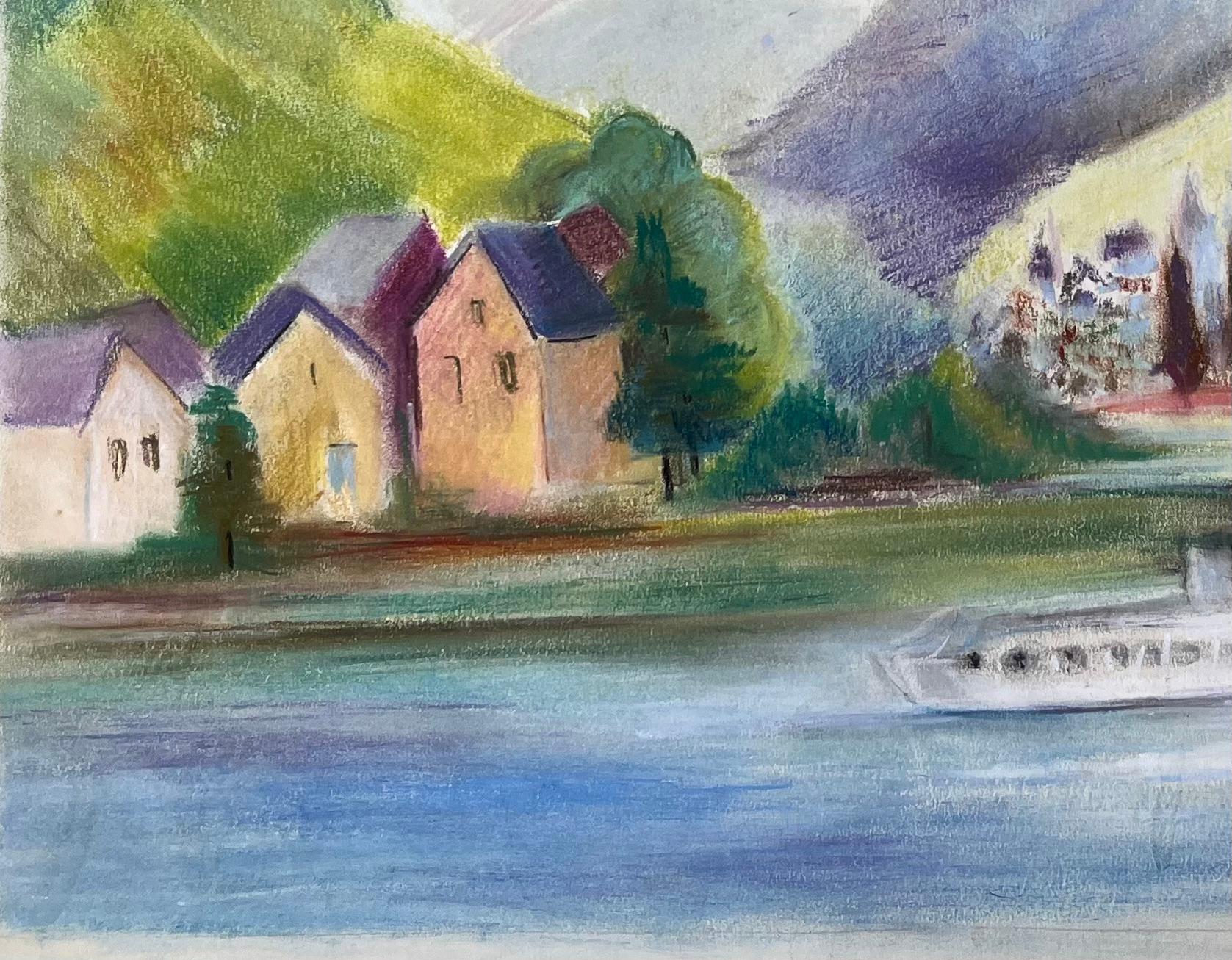 Titolo: Pastello francese della metà del XX secolo con villaggio fluviale e montagne con barca
di Anne Marie Migette Perard (francese, 1902-1977)
Medio: Pastello su carta non incorniciata
Dimensioni: 21,75 pollici (altezza) x 29,5 pollici