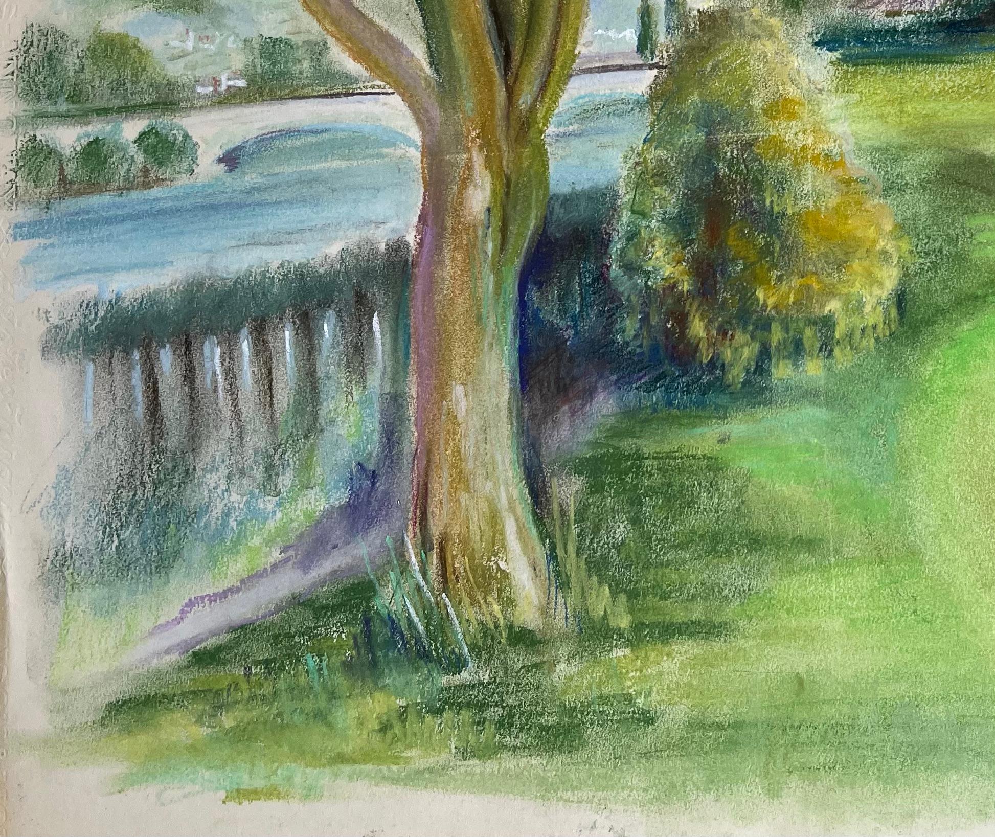 Pastello francese della metà del XX secolo raffigurante un parco illuminato dal sole con alberi e vista sul fiume - Painting Postimpressionismo di Anne Marie Migette Perard