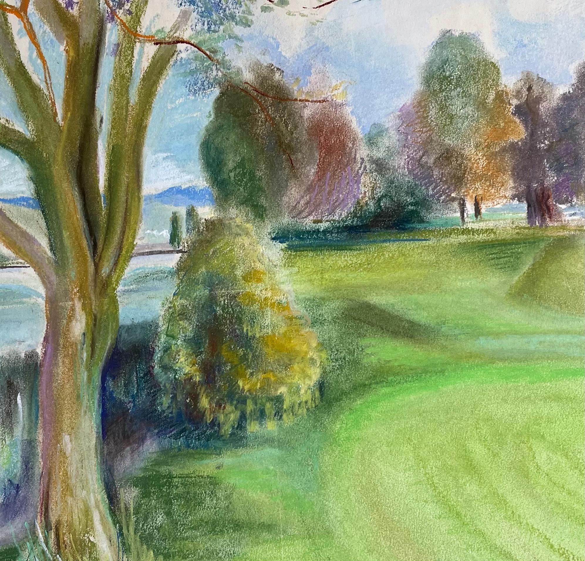 Pastello francese della metà del XX secolo raffigurante un parco illuminato dal sole con alberi e vista sul fiume in vendita 1