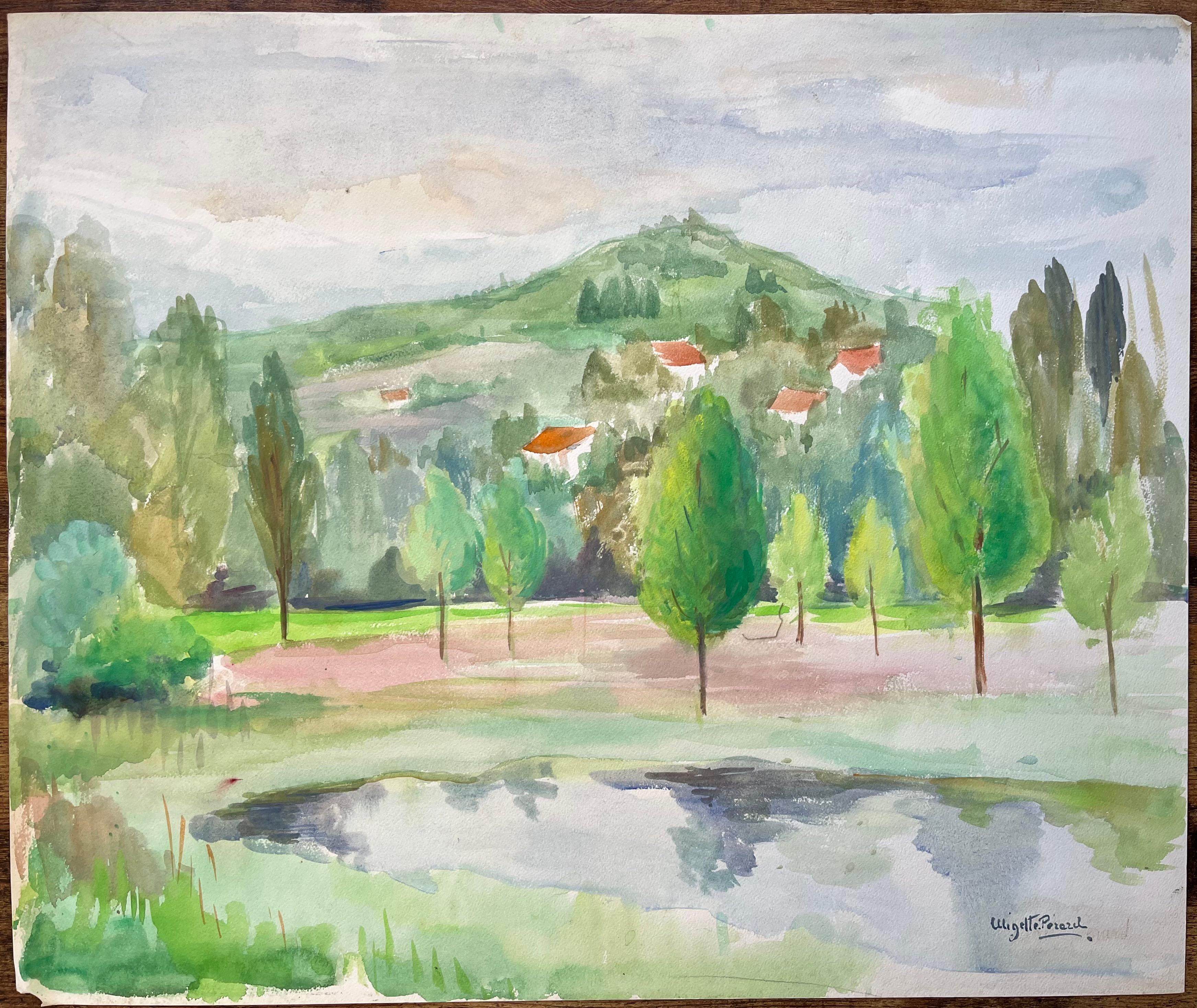 Paesaggio acquerellato francese della metà del XX secolo con villaggio in collina e stagno - Painting di Anne Marie Migette Perard