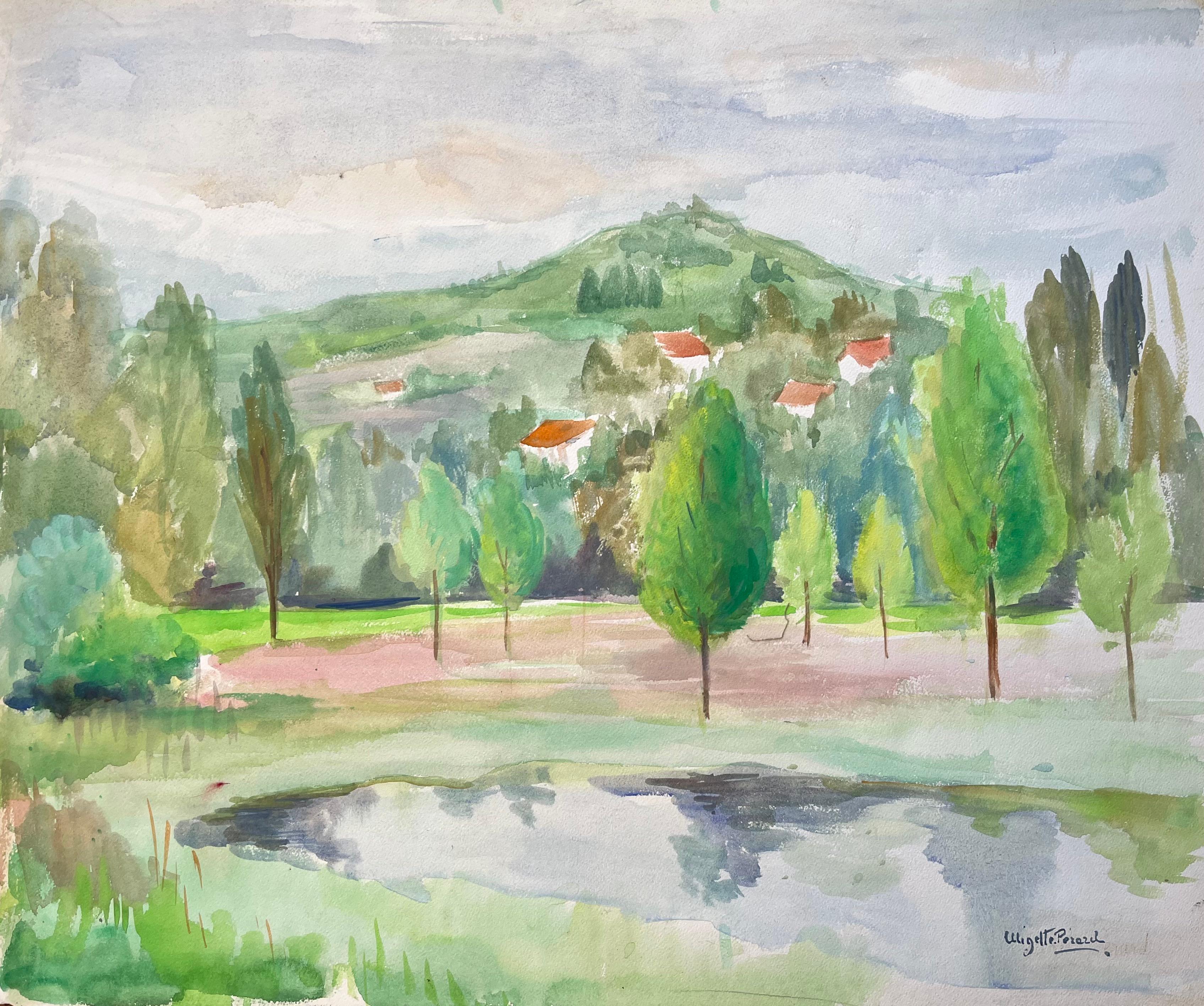Figurative Painting di Anne Marie Migette Perard - Paesaggio acquerellato francese della metà del XX secolo con villaggio in collina e stagno