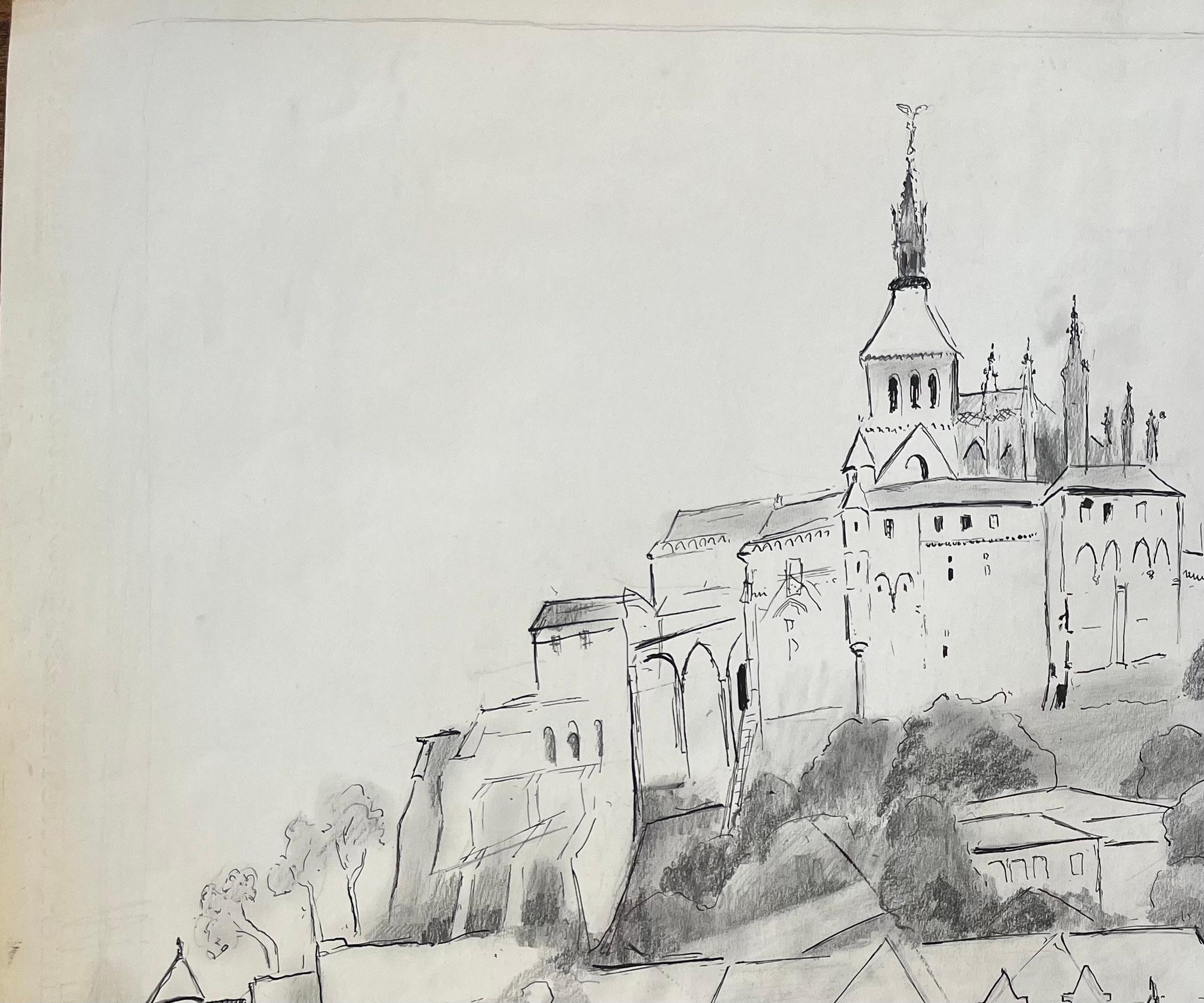 Disegno francese di metà secolo di Mont-Saint-Michel con bastioni medievali - Landscape Painting Grigio di Anne Marie Migette Perard