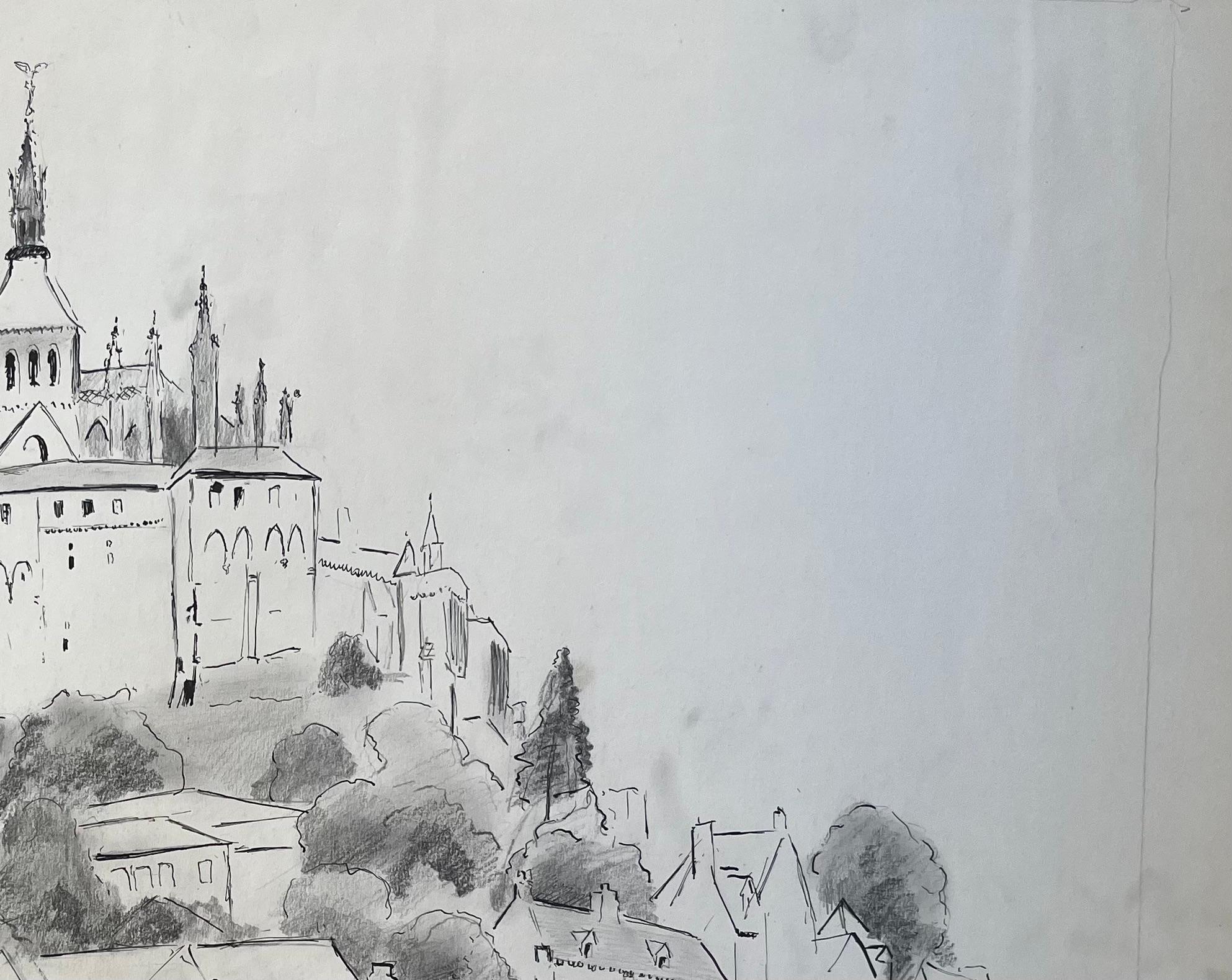 Titolo: Disegno francese di metà secolo di Mont-Saint-Michel con bastioni medievali
di Anne Marie Migette Perard (francese, 1902-1977)
Firmato: Yes One
Medio: Grafite e inchiostro su carta non incorniciata
Dimensioni: 19,5 pollici (altezza) x 25,25