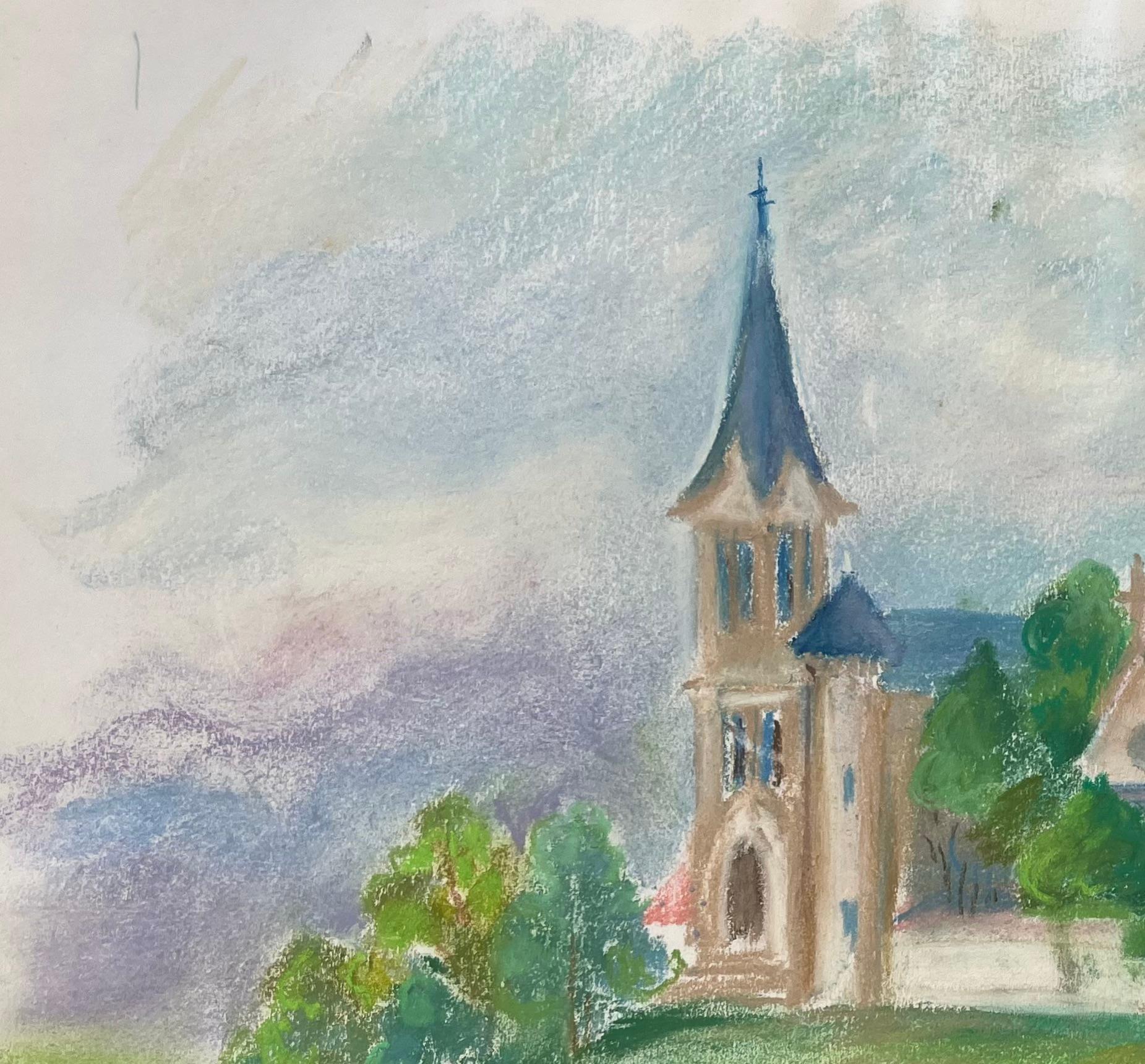 Pastello della metà del 20° secolo raffigurante una chiesa di campagna francese con campanile - Painting Postimpressionismo di Anne Marie Migette Perard