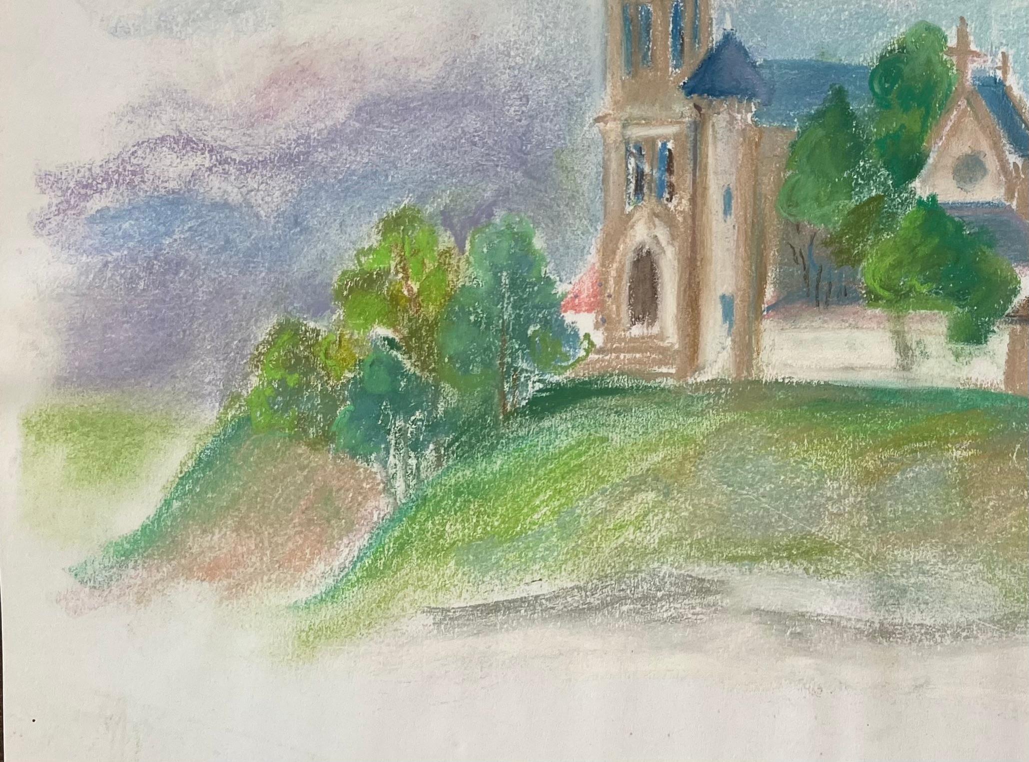 Pastello della metà del 20° secolo raffigurante una chiesa di campagna francese con campanile - Figurative Painting Grigio di Anne Marie Migette Perard